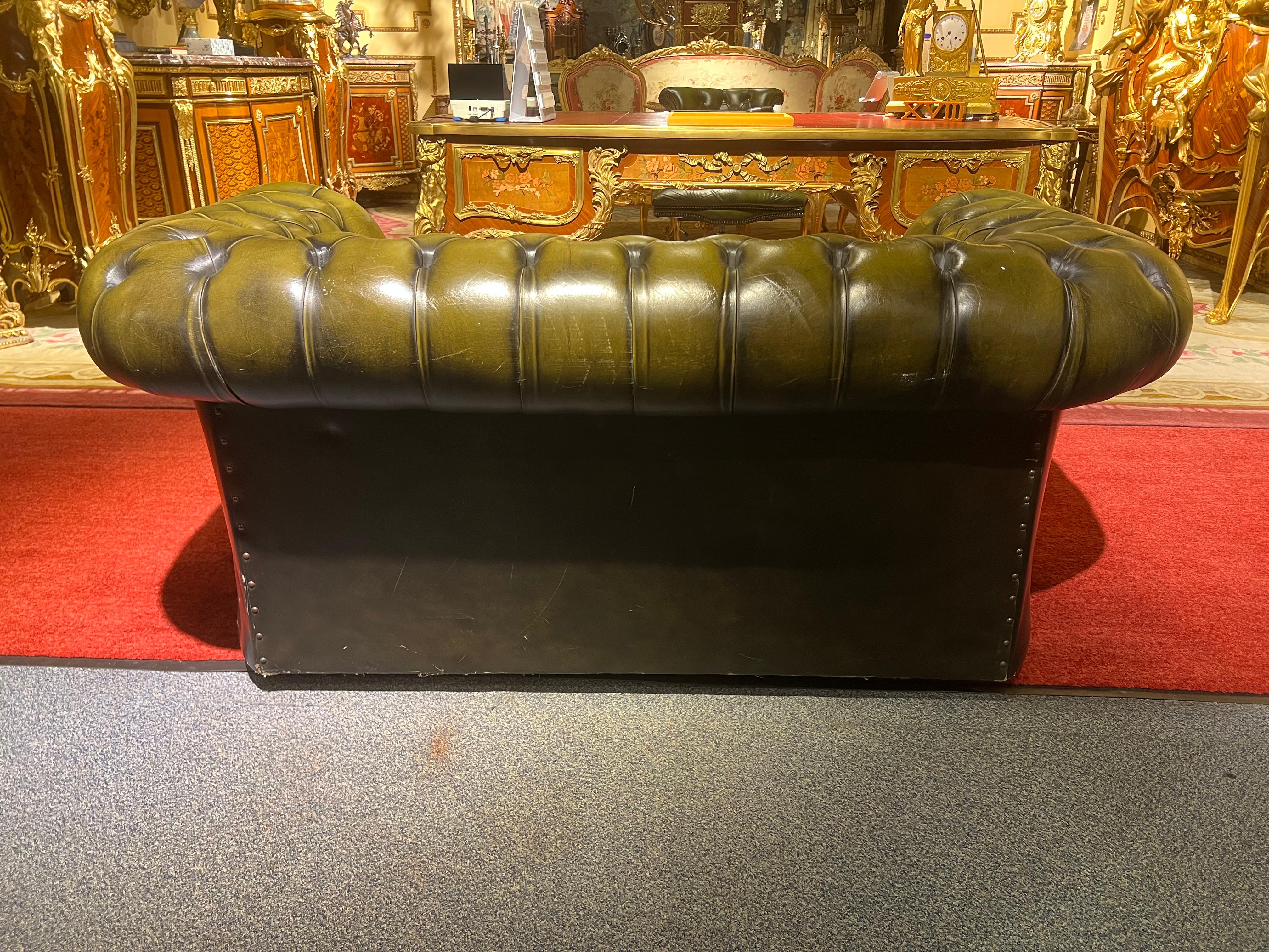 Original Vintage English Dark Green Chesterfield Leather Two-Seat Sofa For Sale 5