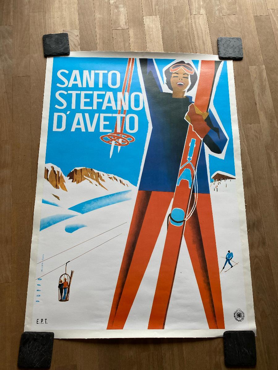 Vintage-Plakat von Mario Puppo in den fünfziger Jahren für Werbung auf Skifahren in den italienischen Bergen, die Santo Stefano D'Aveto illustriert. 

Mario Puppo war ein italienischer Grafikdesigner und Illustrator. Er wurde 1905 in Levanto