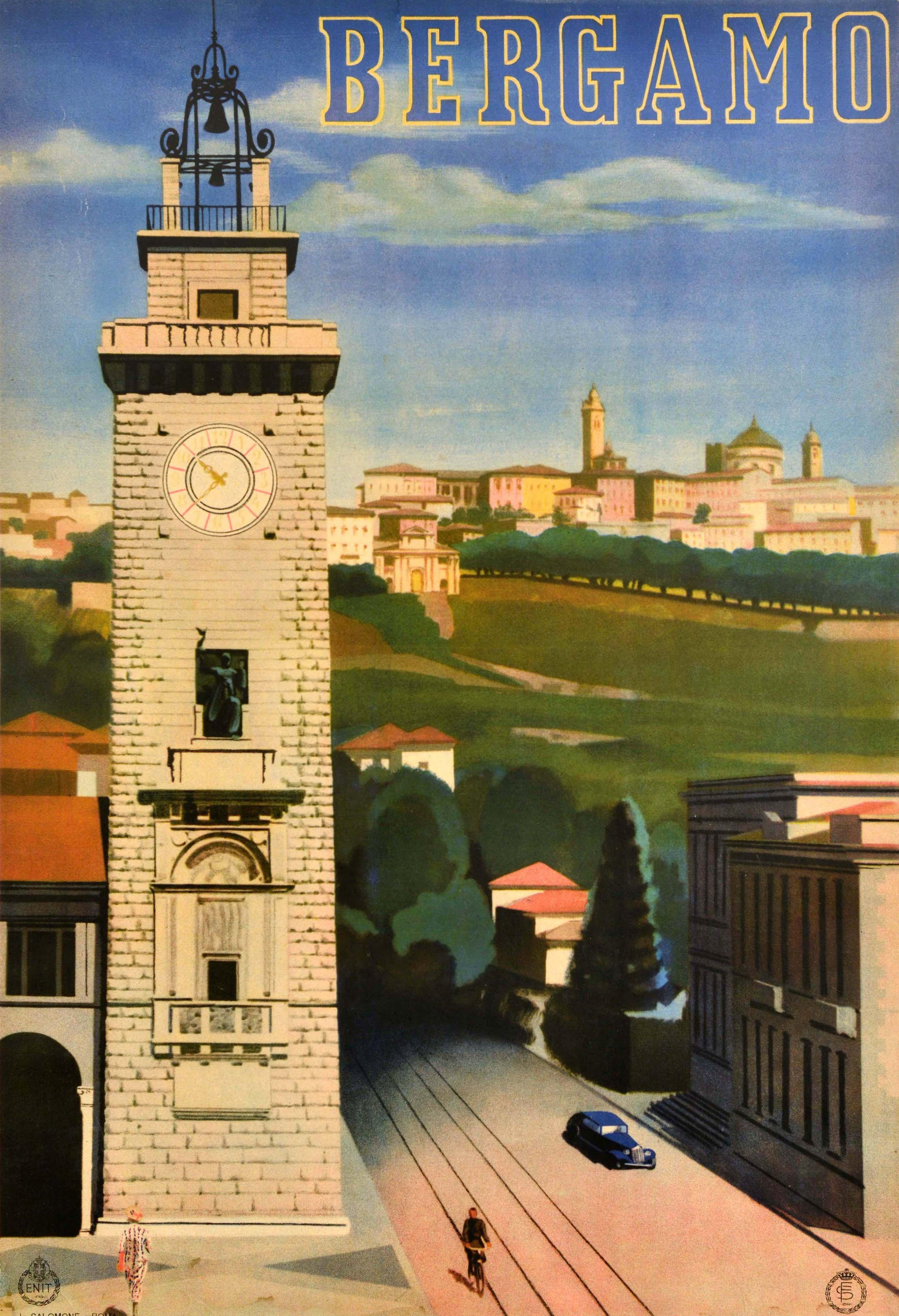 Poster originale d'epoca dell'Ente Nazionale Italiano per il Turismo (ENIT) relativo a Bergamo, in Lombardia, con una signora che cammina davanti alla Torre dei Caduti, un ciclista e un'auto d'epoca che percorrono la strada in primo piano, che