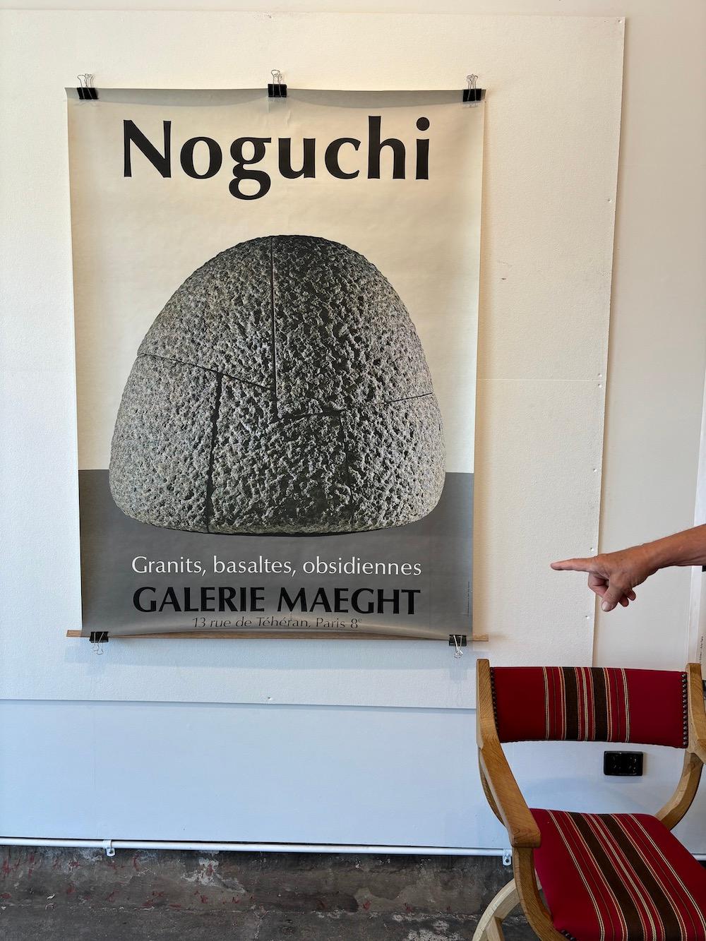 Der japanische Künstler Isamu Noguchi war ein visionärer Bildhauer und Designer, dessen Werk die Welt der Kunst, der Architektur und des Designs unauslöschlich geprägt hat. Als Sohn einer amerikanischen Mutter und eines japanischen Vaters wurde