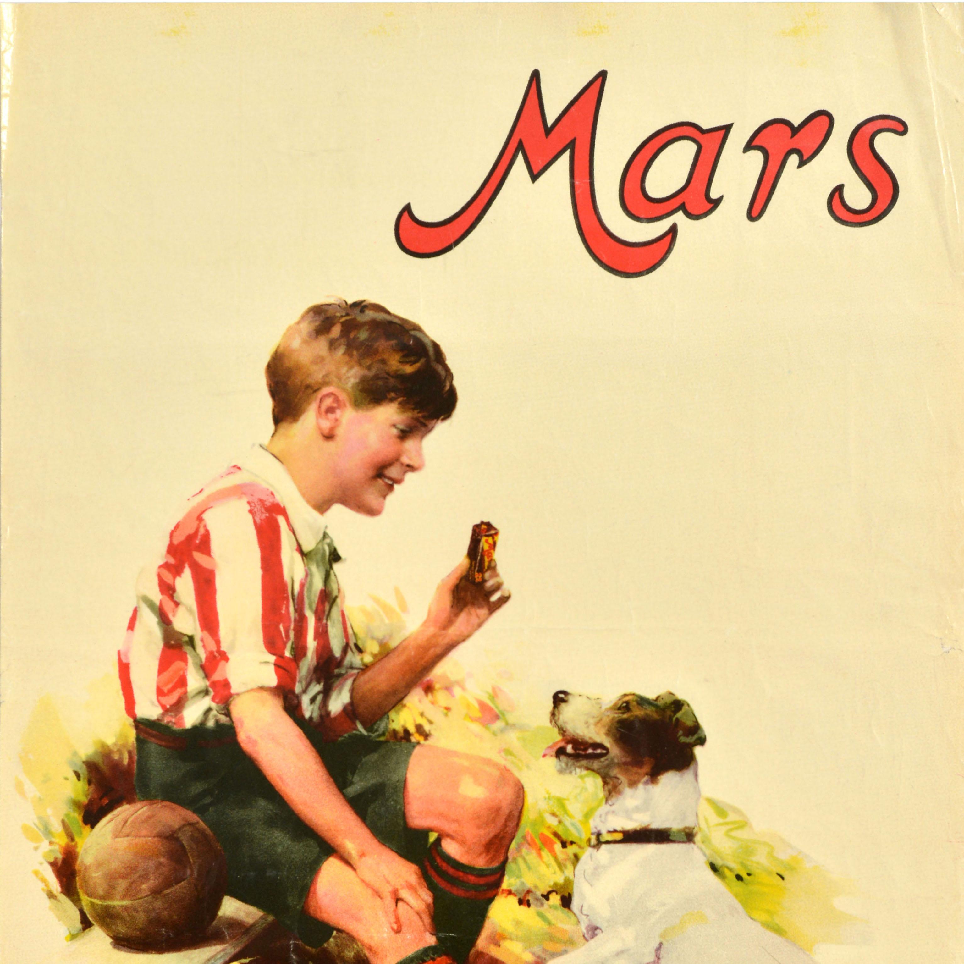 Poster pubblicitario vintage originale di Mars con l'immagine di un ragazzo sorridente in camicia a righe e pantaloncini seduto sull'erba con un pallone da calcio al suo fianco, che regge una barretta di Mars guardata da un cane che spera di unirsi