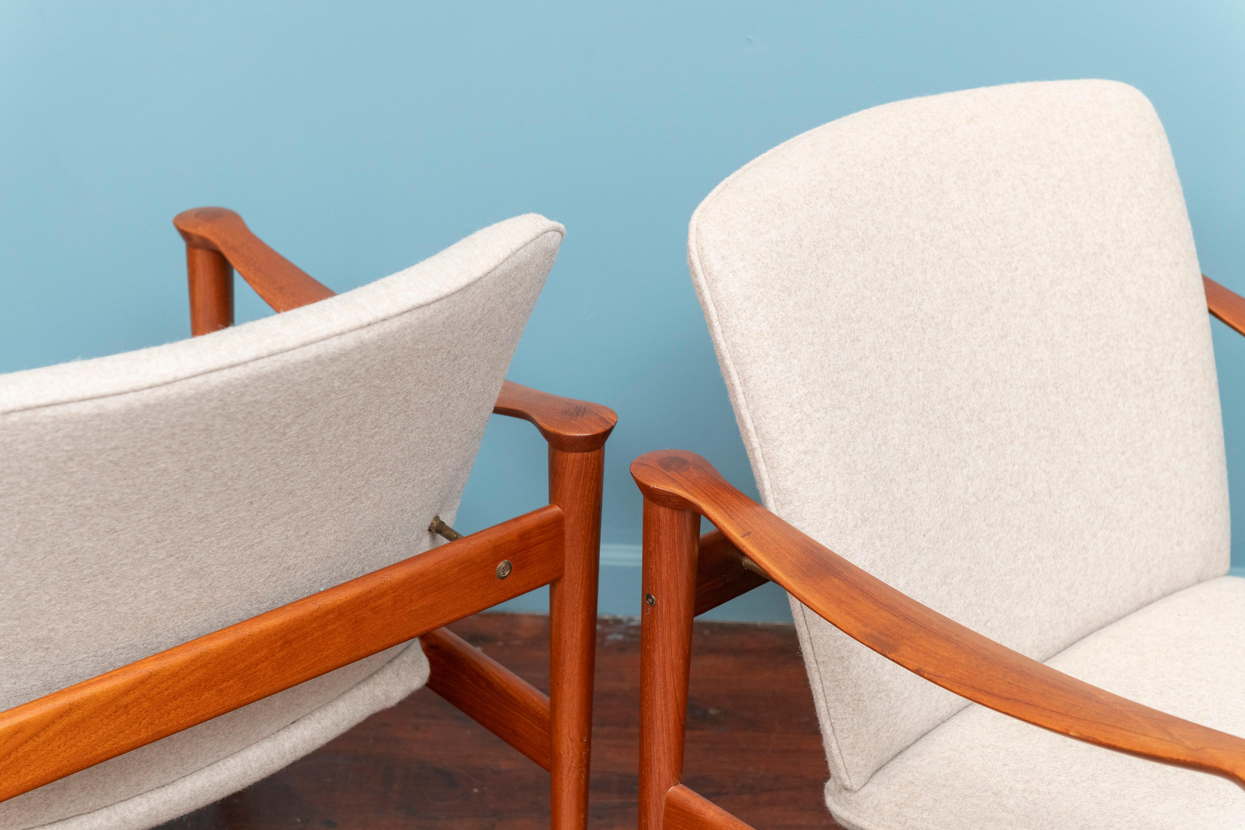 Original Vintage Fredrik A. Kayser Model 711 Lounge Chairs 2