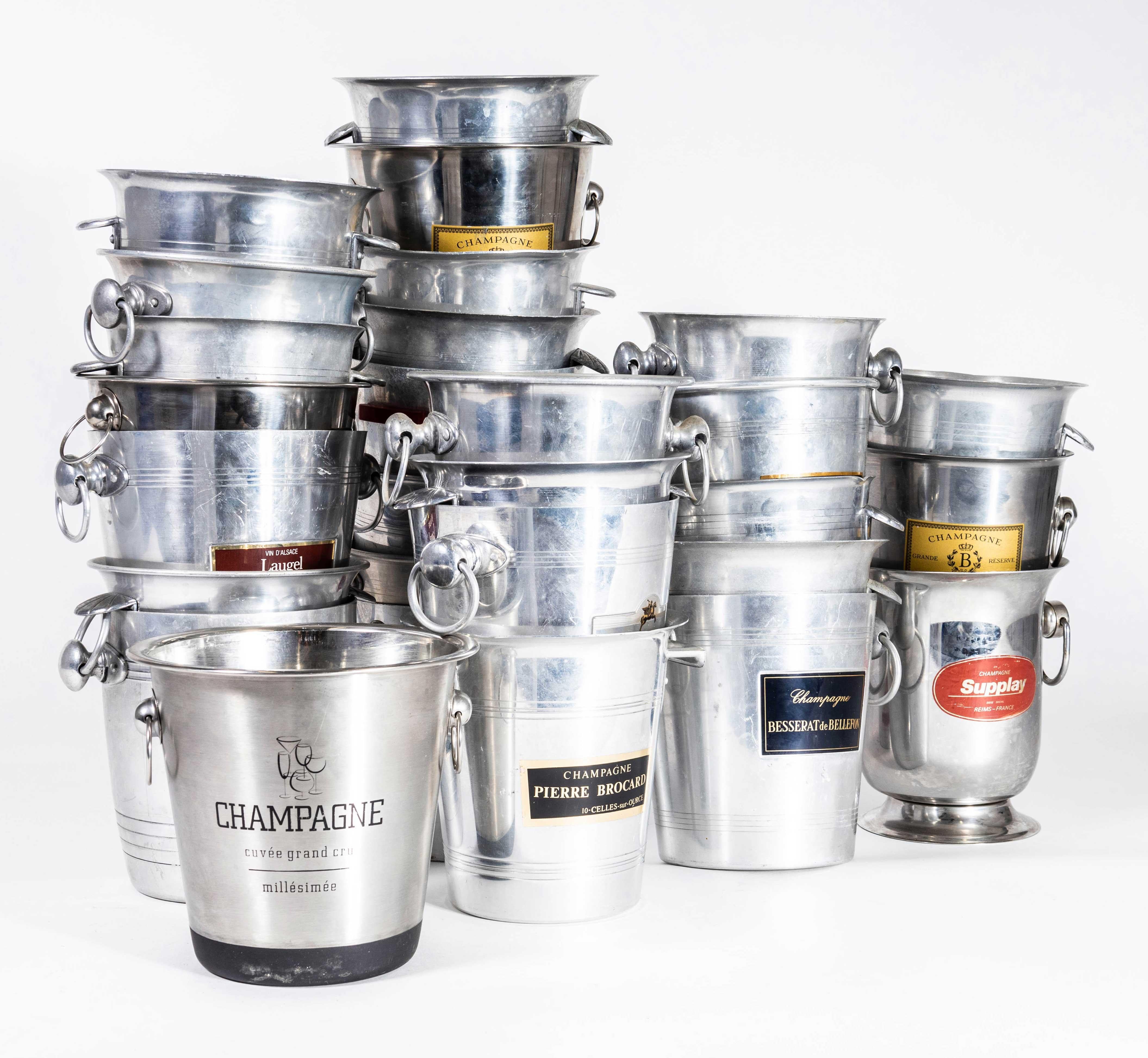 Secchielli da champagne originali francesi d'epoca - Quantità disponibile. 

Classici secchielli da champagne francesi. Alluminio. L'elenco si riferisce a un secchio selezionato a caso.

Rapporto del workshop:
Il nostro team di officina ispeziona