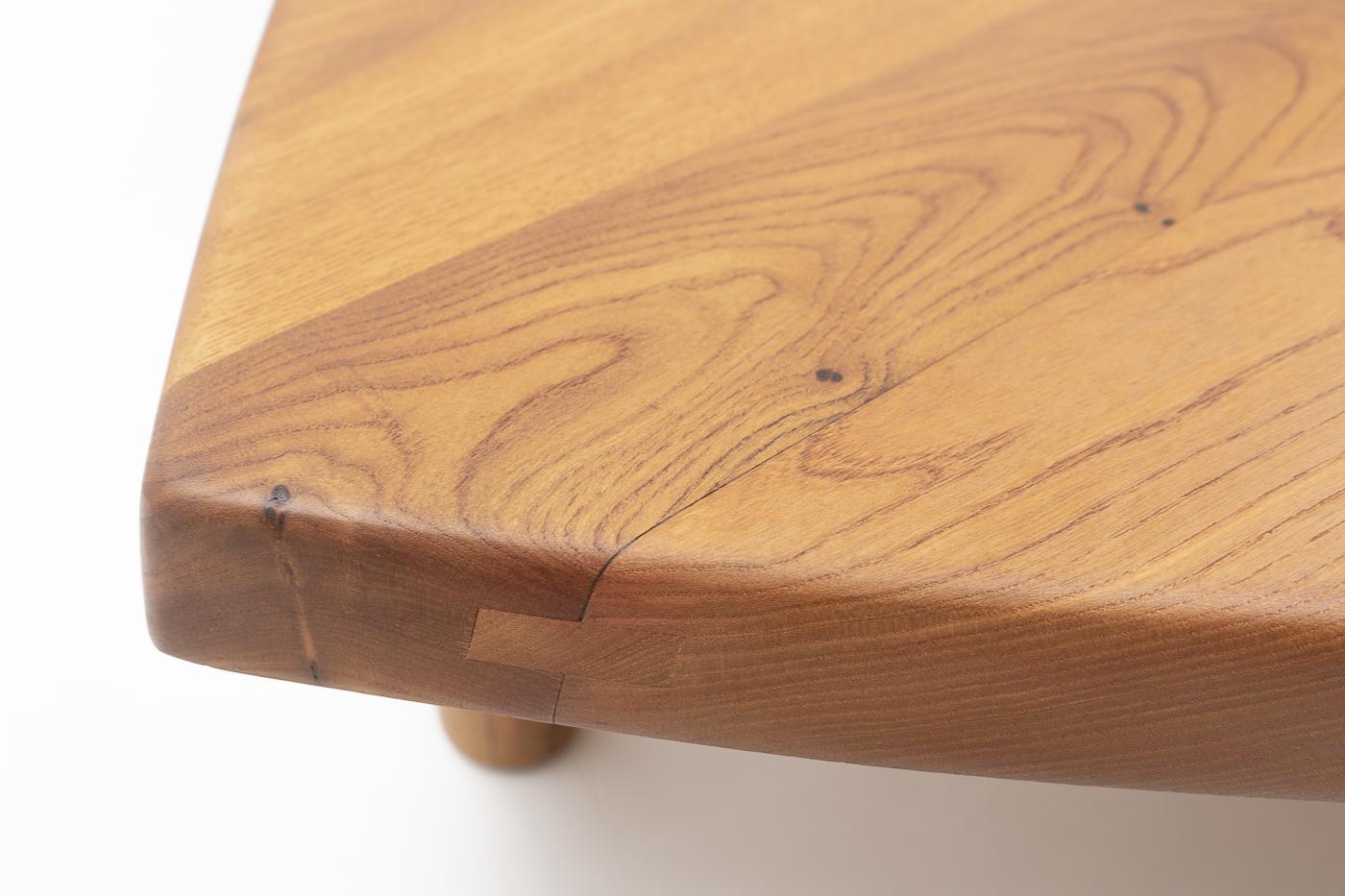 Magnifique table basse T22 de forme ovale, conçue par Pierre Chapo : La table se compose de trois parties individuelles, qui peuvent être séparées selon les images.

Comme tous les meubles de Chapo, ce meuble présente une excellente qualité de