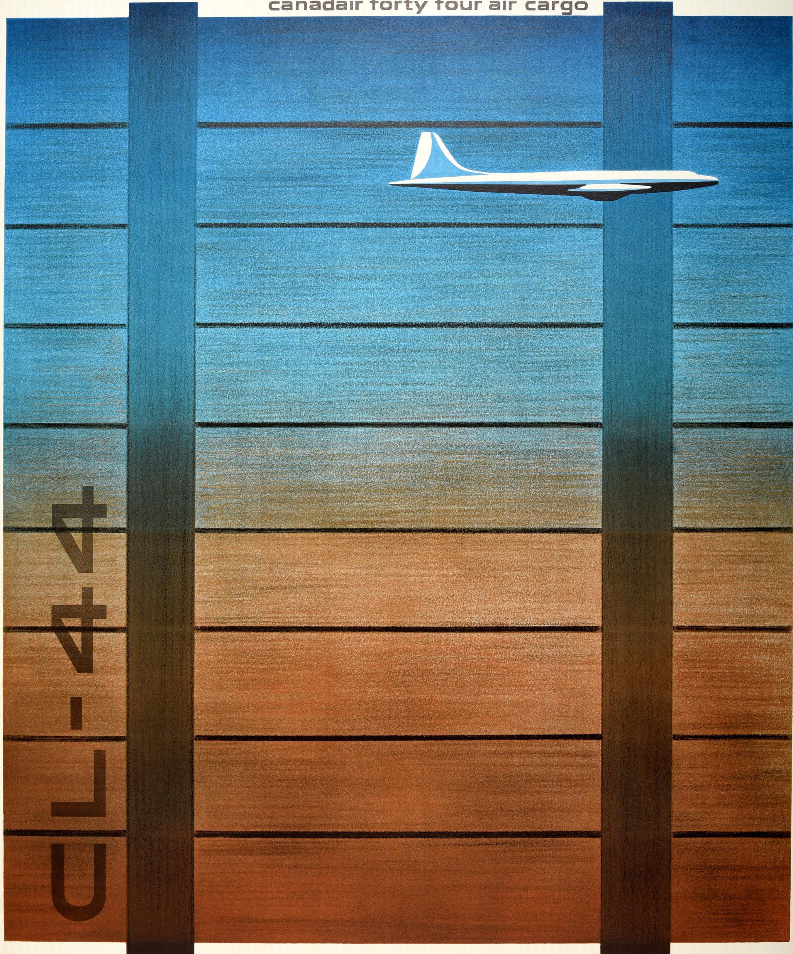 Poster originale d'epoca della General Dynamics con l'immagine di un aereo che vola su uno sfondo di casse di legno sfumate in blu e marrone, opera dell'illustratore, tipografo e graphic designer Erik Nitsche (1908-1998) con il testo sopra, a lato e