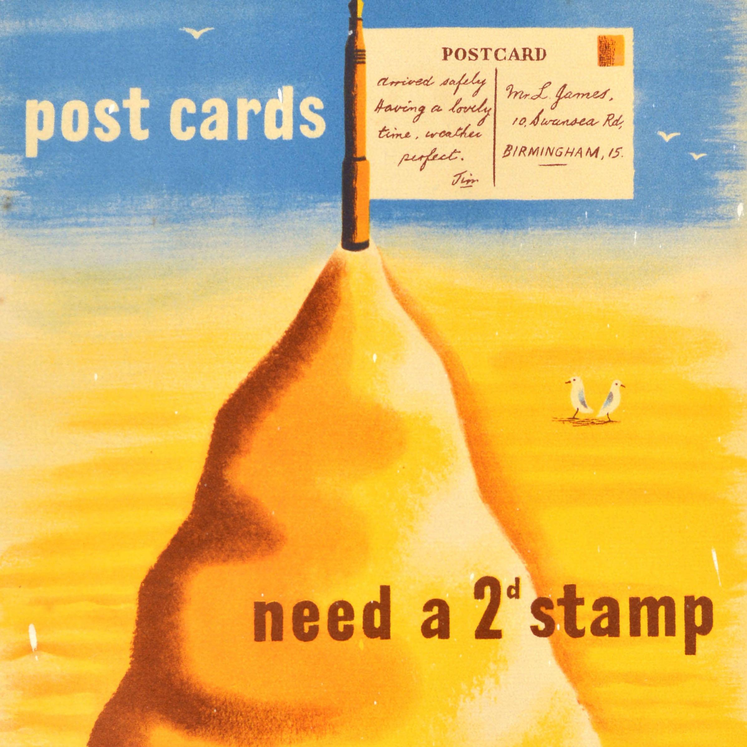 Original-Werbeplakat für das GPO General Post Office - Postkarten brauchen eine 2d-Briefmarke - mit einem sommerlichen Strandurlaubsmotiv des bekannten Künstlers Tom Eckersley (1914-1997), das eine Sandburg mit einer Postkarte als Fahne an der
