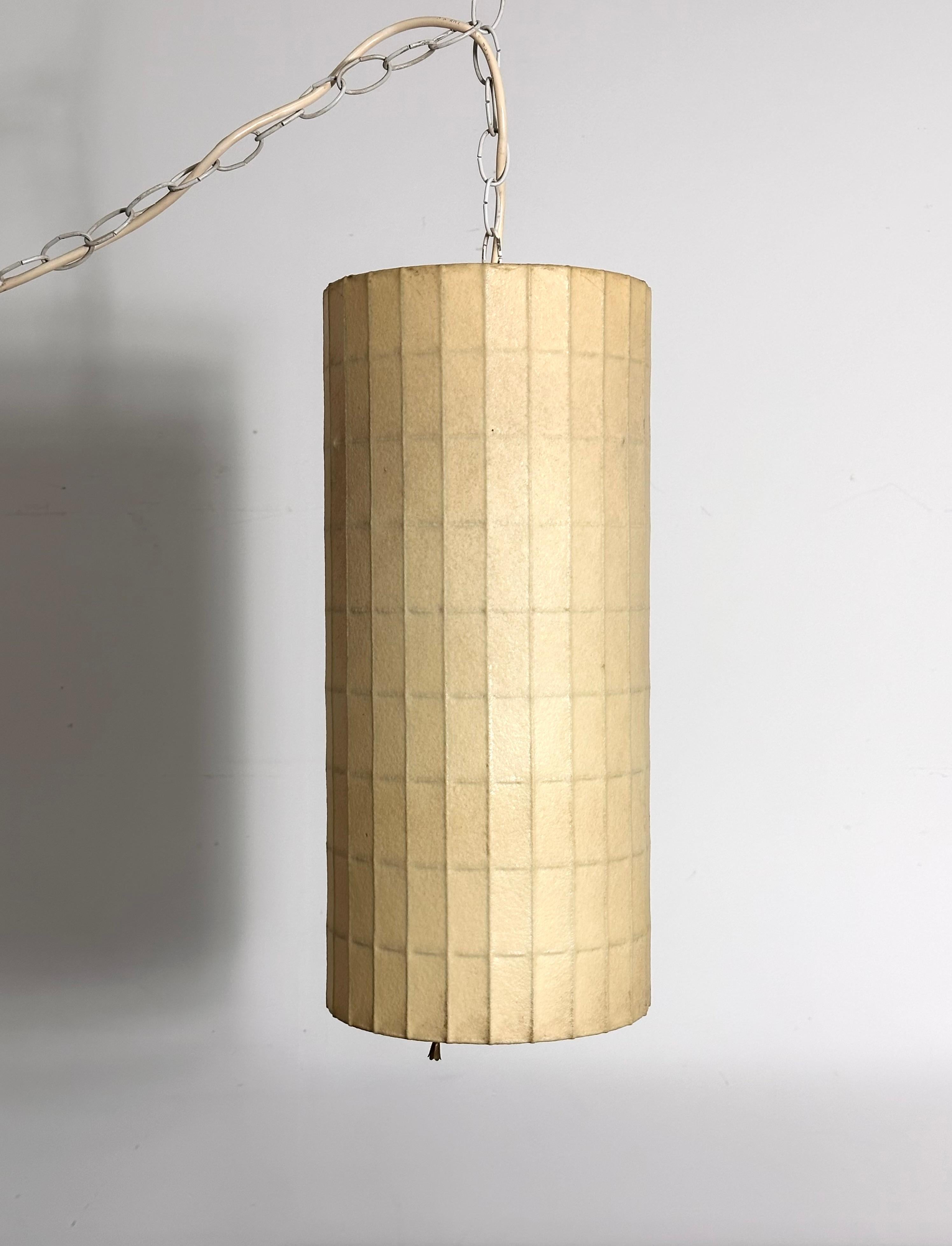 Rare lampe à bulles de forme cylindrique conçue par William Renwick de George Nelson & Associates pour Howard Miller, vers les années 1950.

Cadre en treillis d'acier revêtu du polymère à bandes signature de la lampe à bulles. 
Numéro de modèle