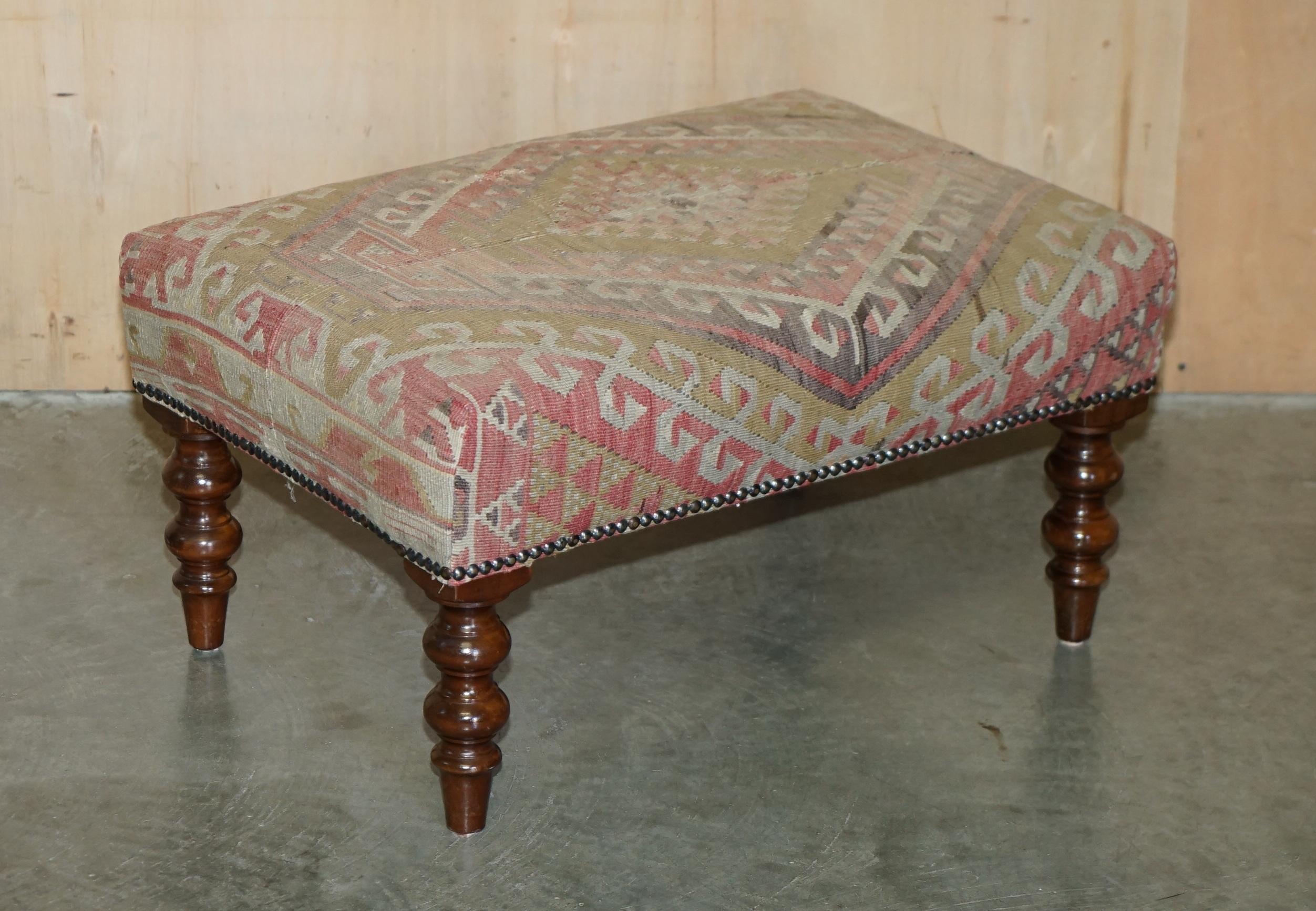 Casa Reale Antiquariato

Royal House of Antiques è lieta di offrire in vendita questo grazioso poggiapiedi originale di George Smith imbottito in kilim per due persone.

Le spese di spedizione indicate sono solo indicative e coprono solo la zona M25