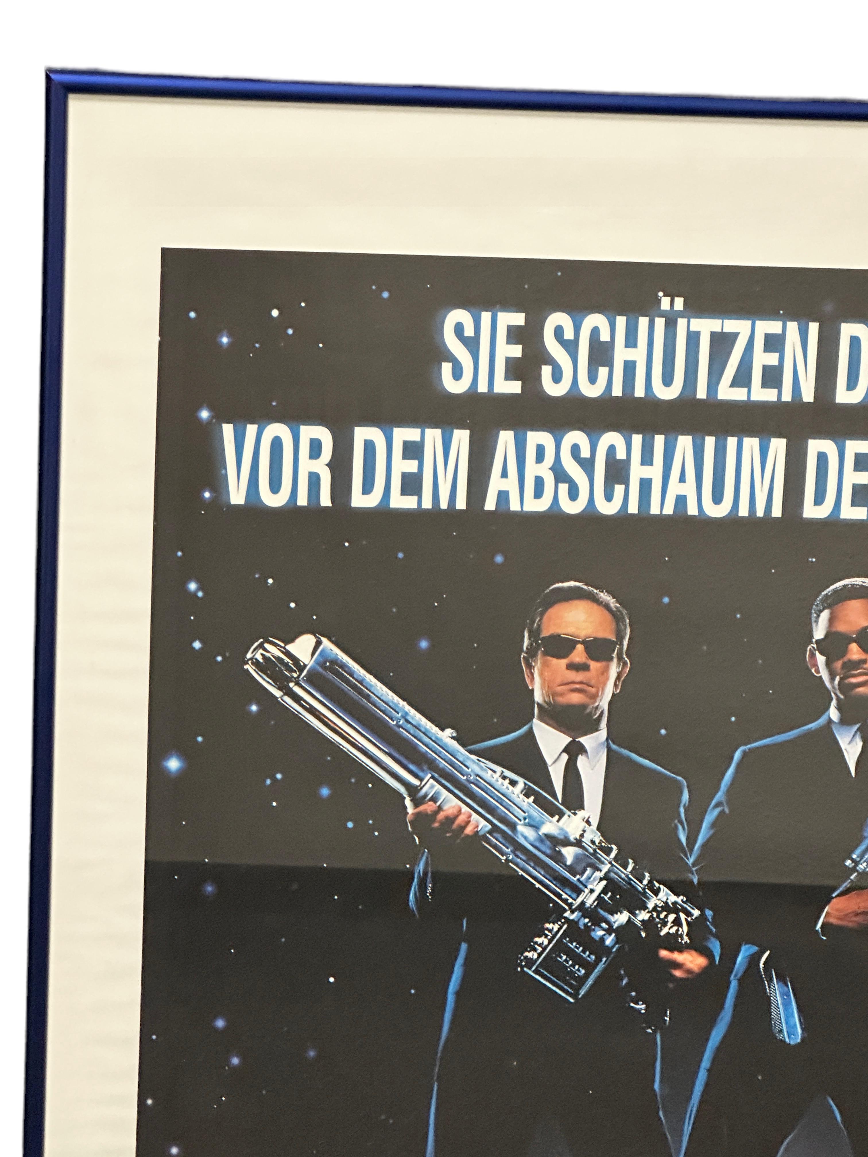 A beautiful Movie Poster for the iconic movie MIB. It is featuring a great image of Tommy Lee Jones und Will Smith. Good condition, staining, creasing, tears. Will be shipped rolled up in a roll. If you wish to have it with the frame it's very