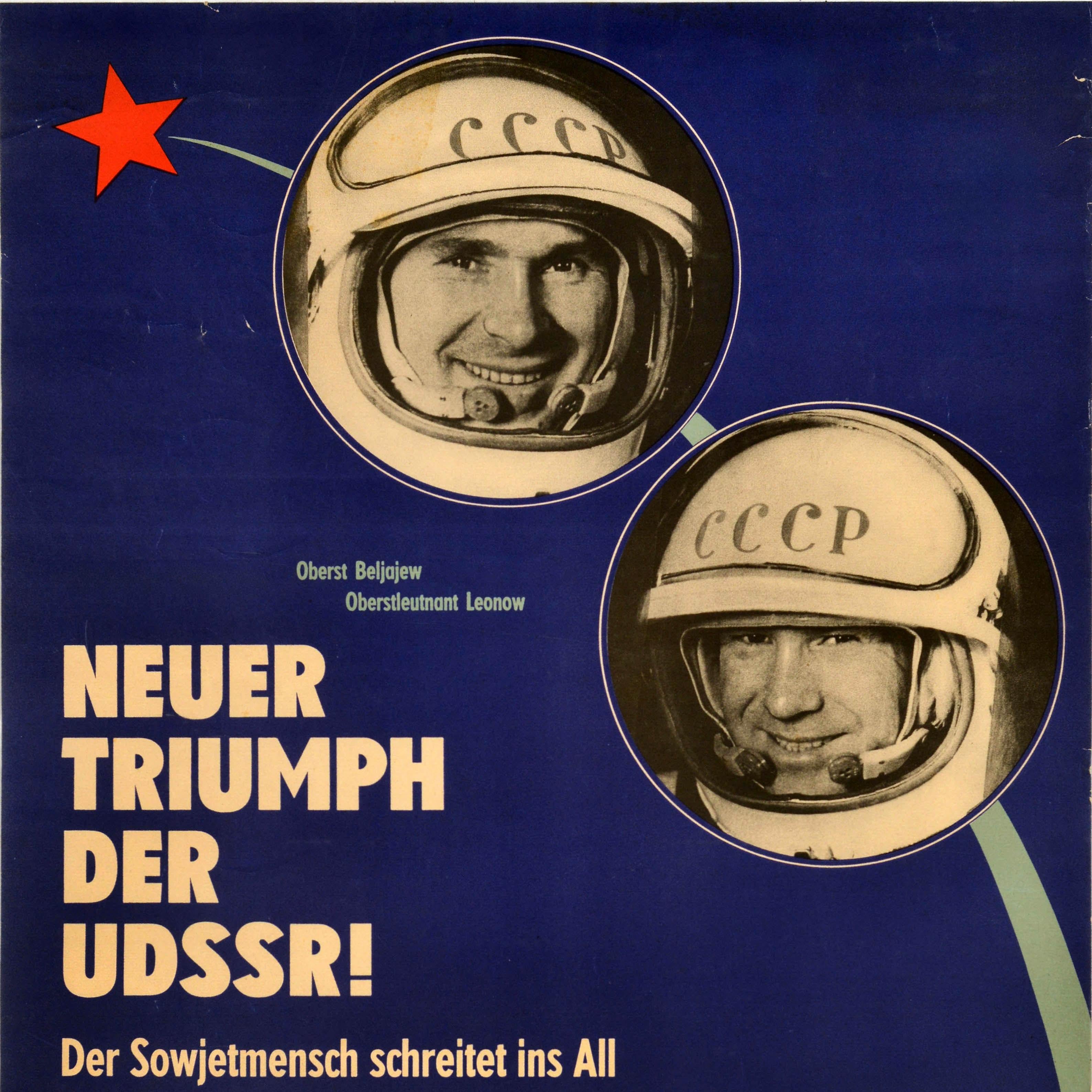 Poster tedesco originale d'epoca che celebra i successi dell'Unione Sovietica nello spazio - Neuer Triumph der UDSSR! Der Sowjetmensch schreitet ins All Freude fur uns alle! / Un nuovo trionfo per l'URSS! Il popolo sovietico entra nello spazio Gioia