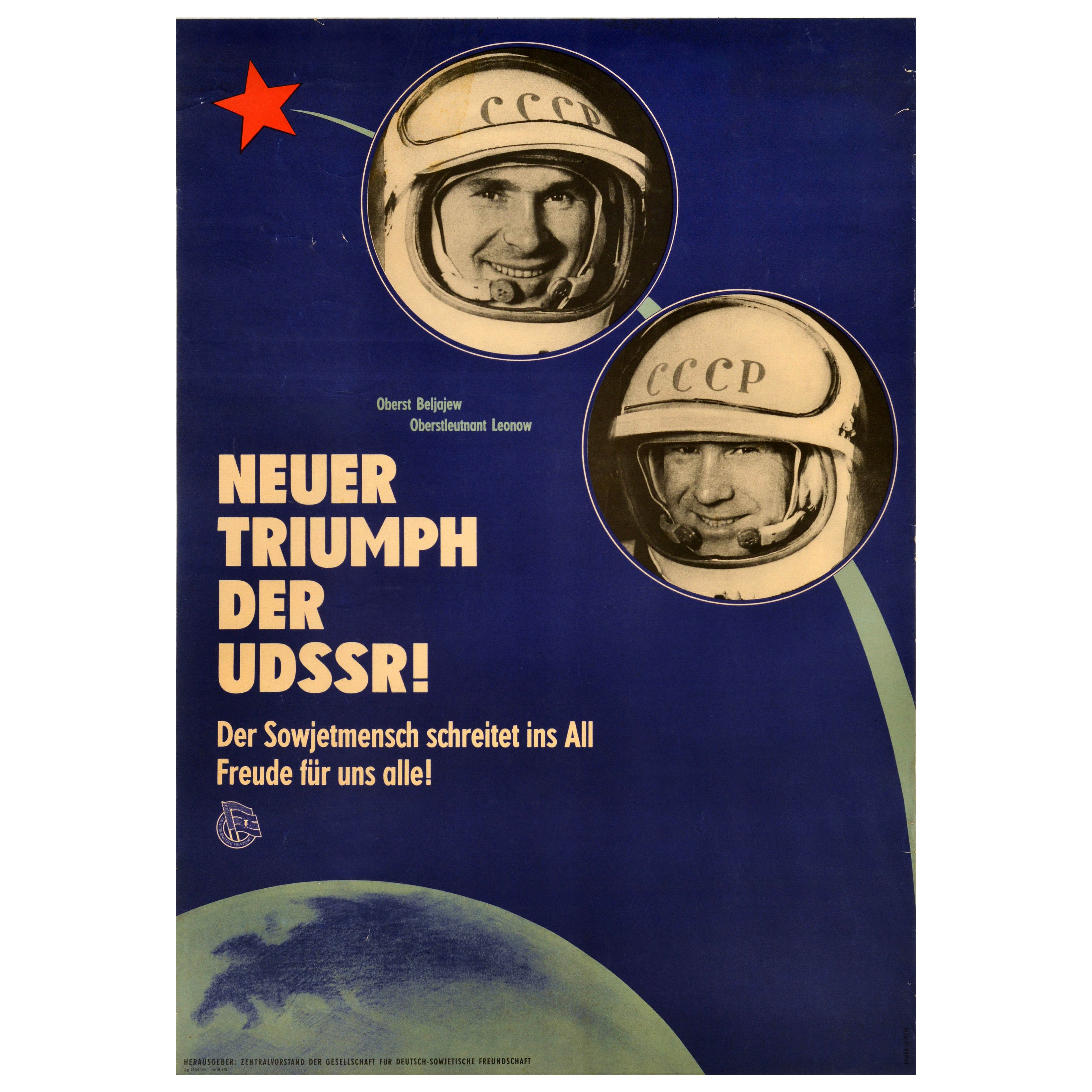 Poster tedesco originale d
epoca USSR UDSSR Neuer Triumph Soviet Space Walk in vendita