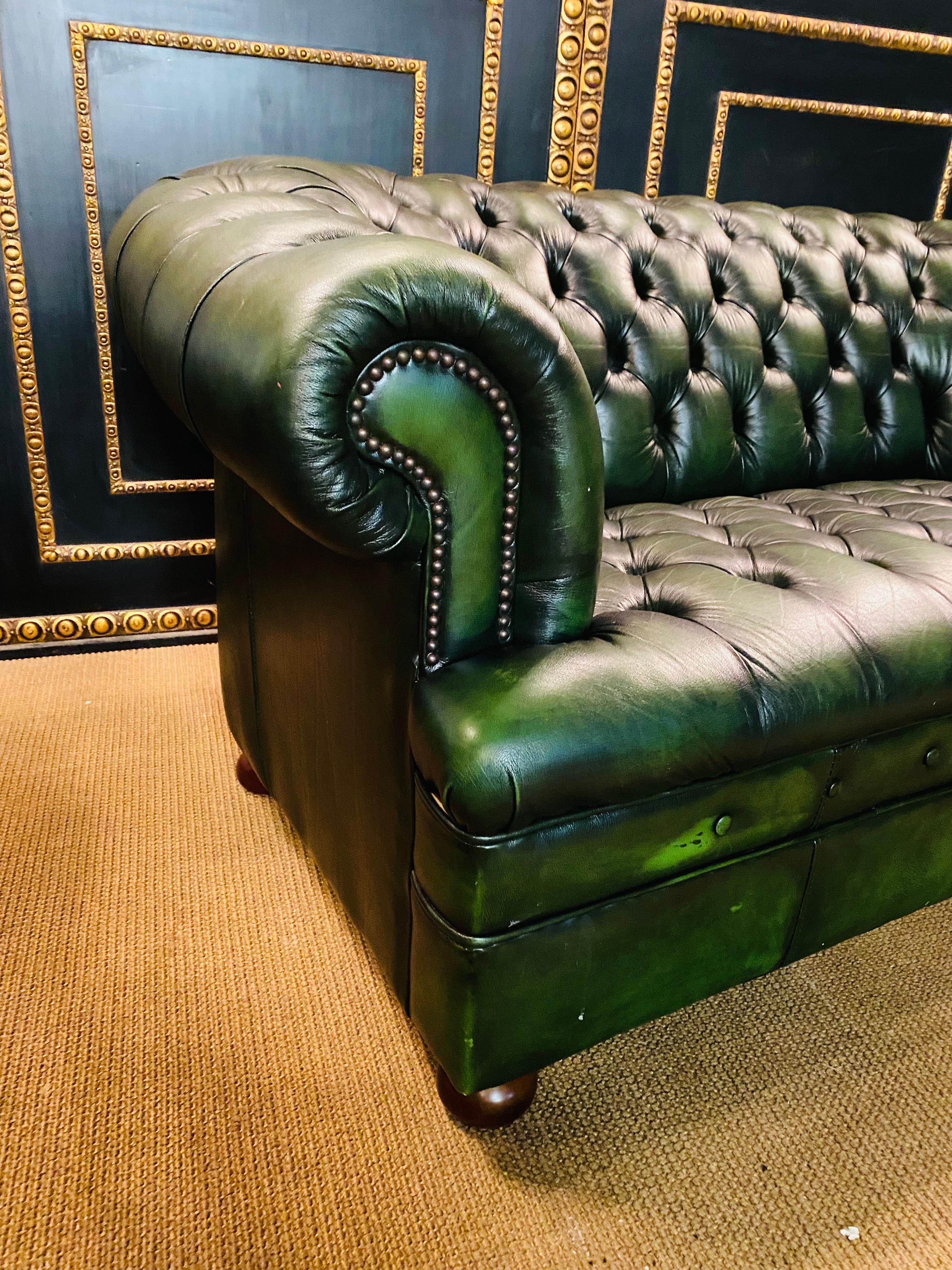 Original Vintage Green Leather Chesterfield Set / Club Suite Armchair and Sofa In Good Condition In Berlin, DE