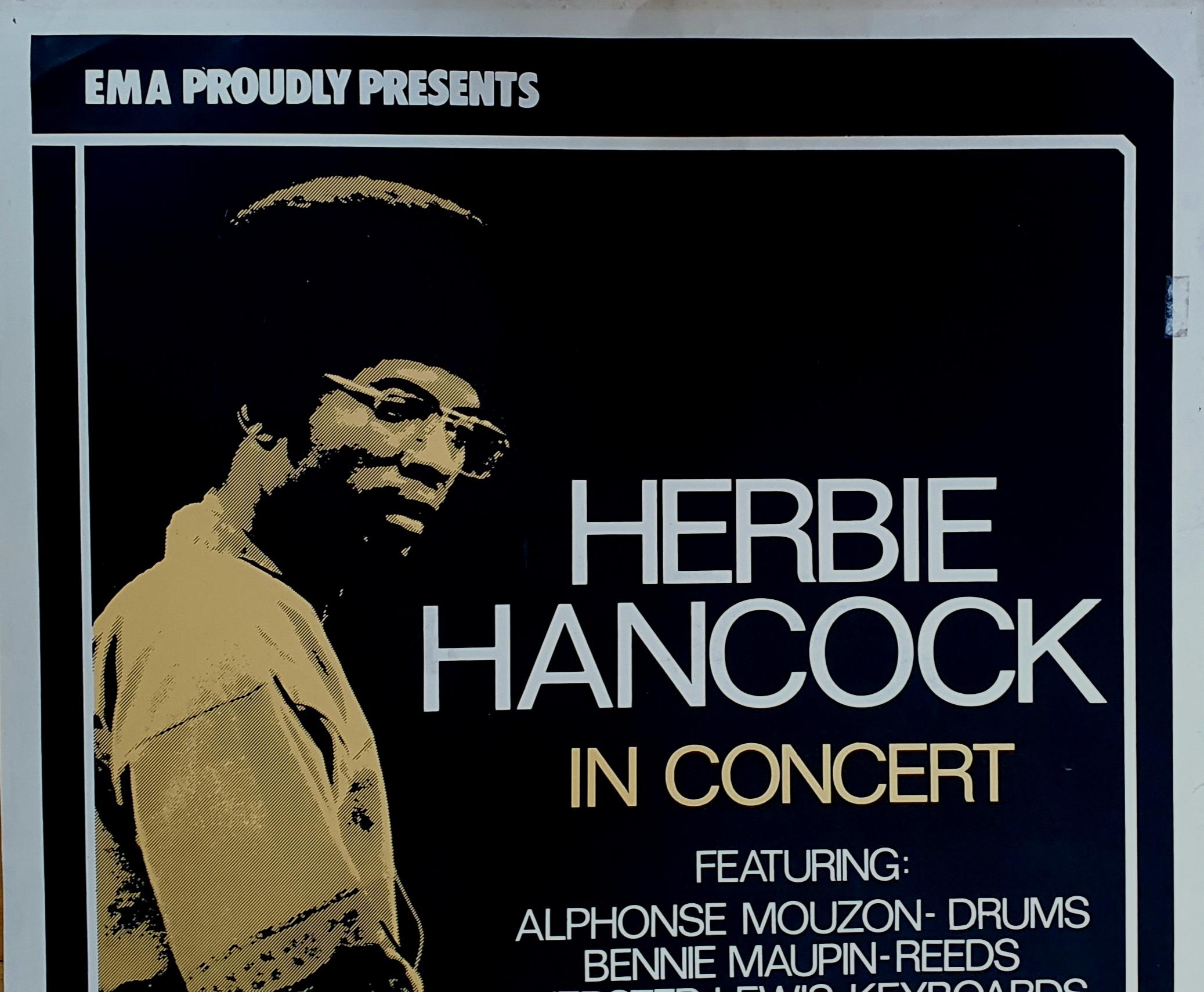 Originales Vintage-Werbeplakat für ein Konzert von Herbie Hancock in der Tiviolis-Konzerthalle, Kopenhagen, Dänemark.

Im Jahr 1979 fand in Tivoli Gardens ein denkwürdiges Konzert mit dem legendären Jazzpianisten Herbie Hancocks statt. Das Ereignis