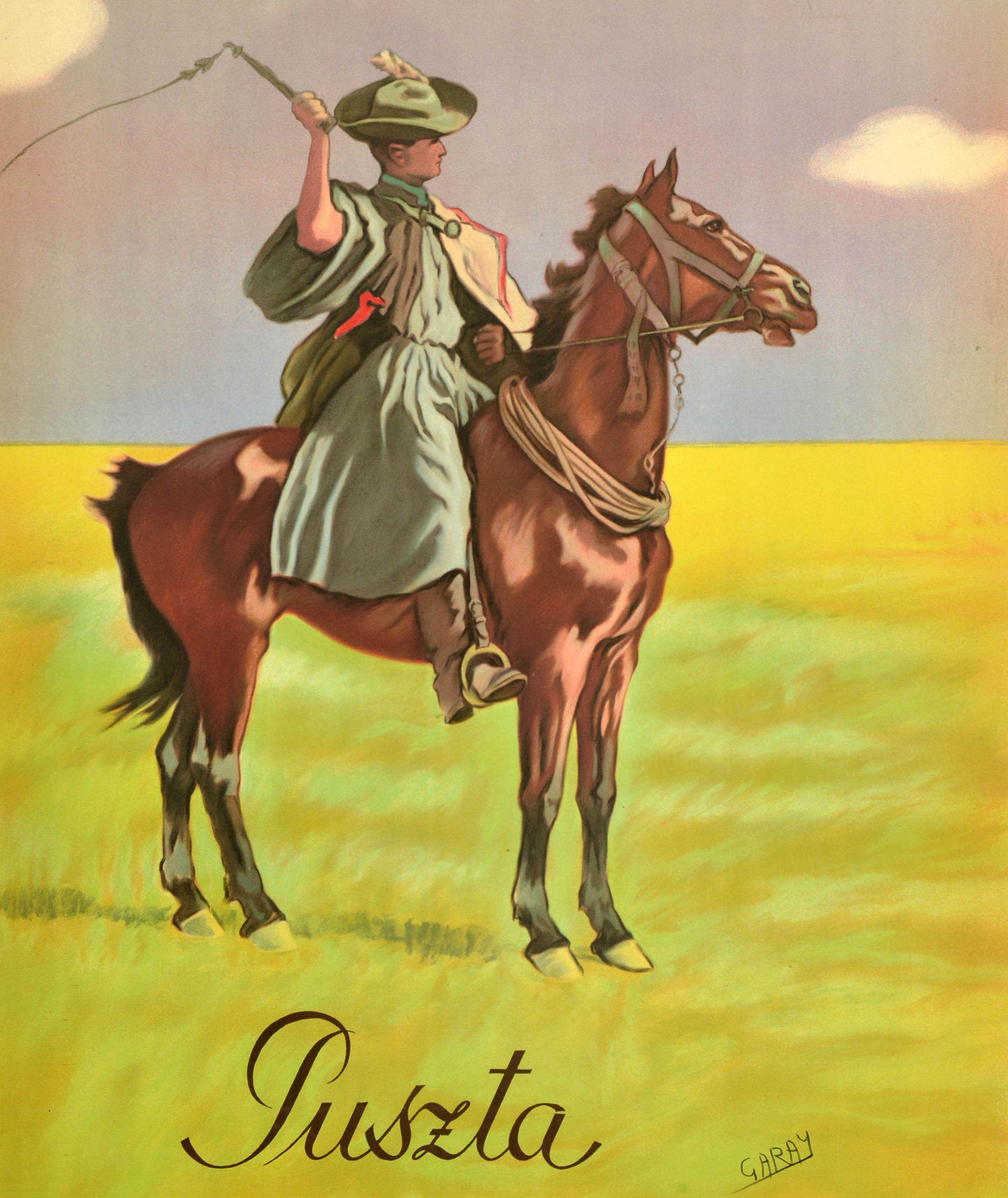 Poster pubblicitario d'epoca originale di Puszta Hongrie Hungary Ungarn Ungheria con una veduta della Grande Pianura Ungherese con un cavallo e un cavaliere che reggono una frusta nella steppa pannonica con nuvole bianche nel cielo e il testo del