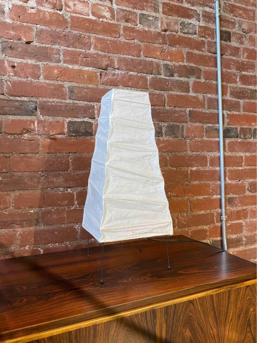 Model 4N light sculpture designed by Isamu Noguchi. This piece is believed to date from the late 1970s. It is in excellent condition with original wiring and socket. 
