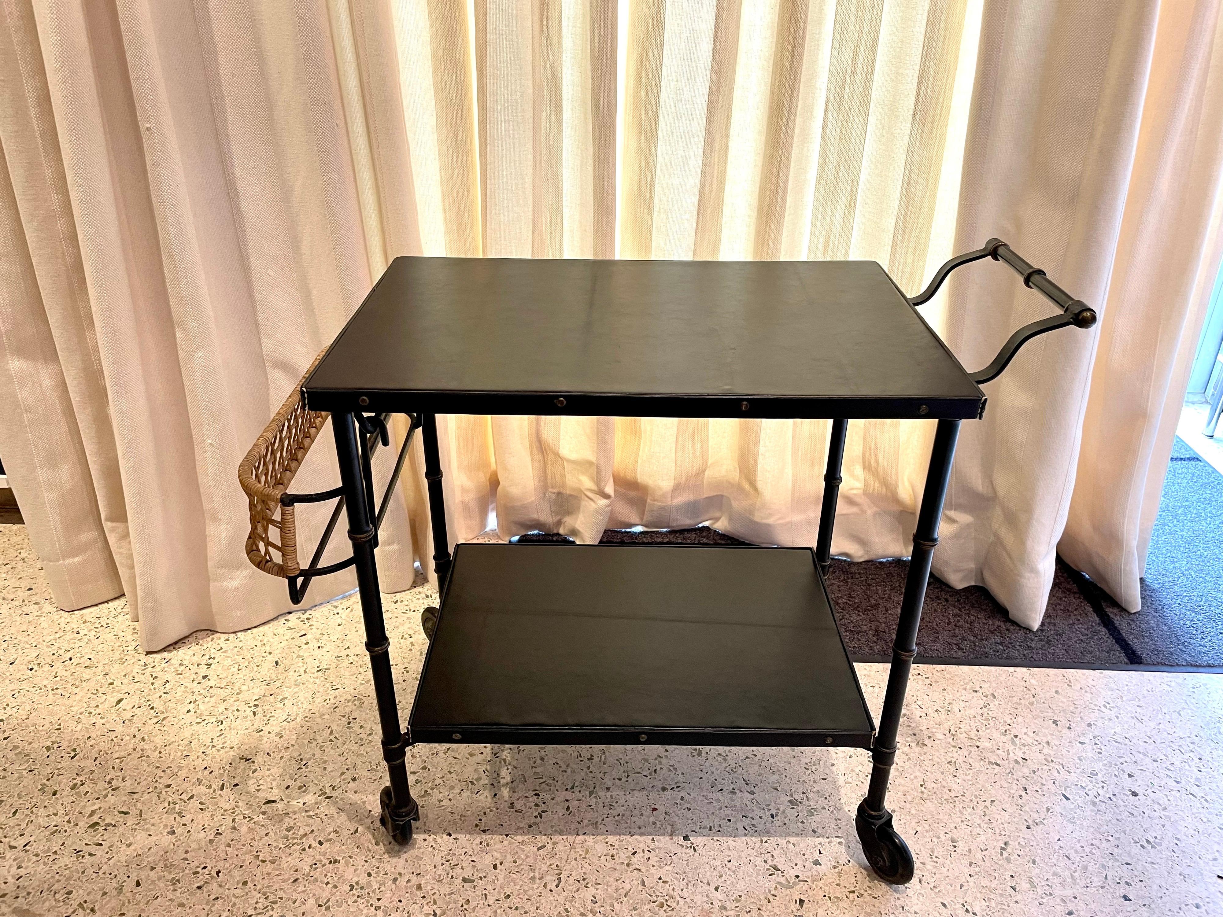 Original carrito de bar vintage Jacques Adnet de cuero negro cosido y mimbre en venta 3