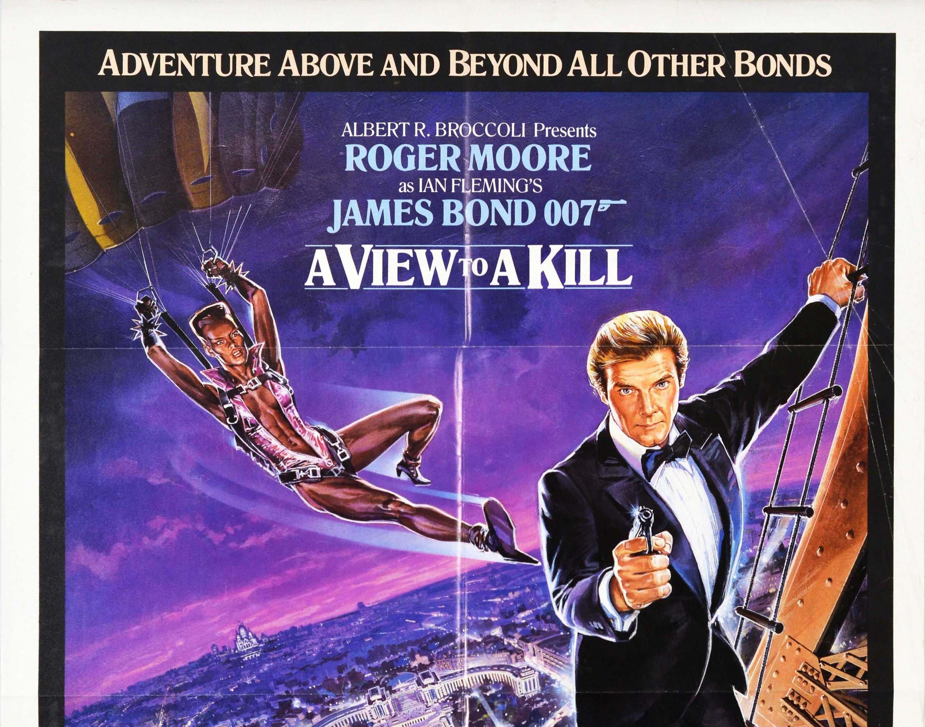 Affiche originale du film James Bond 007 A View To A Kill - Adventure Above And Beyond All Other Bonds Coming This Summer - sorti en 1985 et réalisé par John Glen avec Roger Moore dans le rôle de l'espion britannique James Bond, Grace Jones dans le