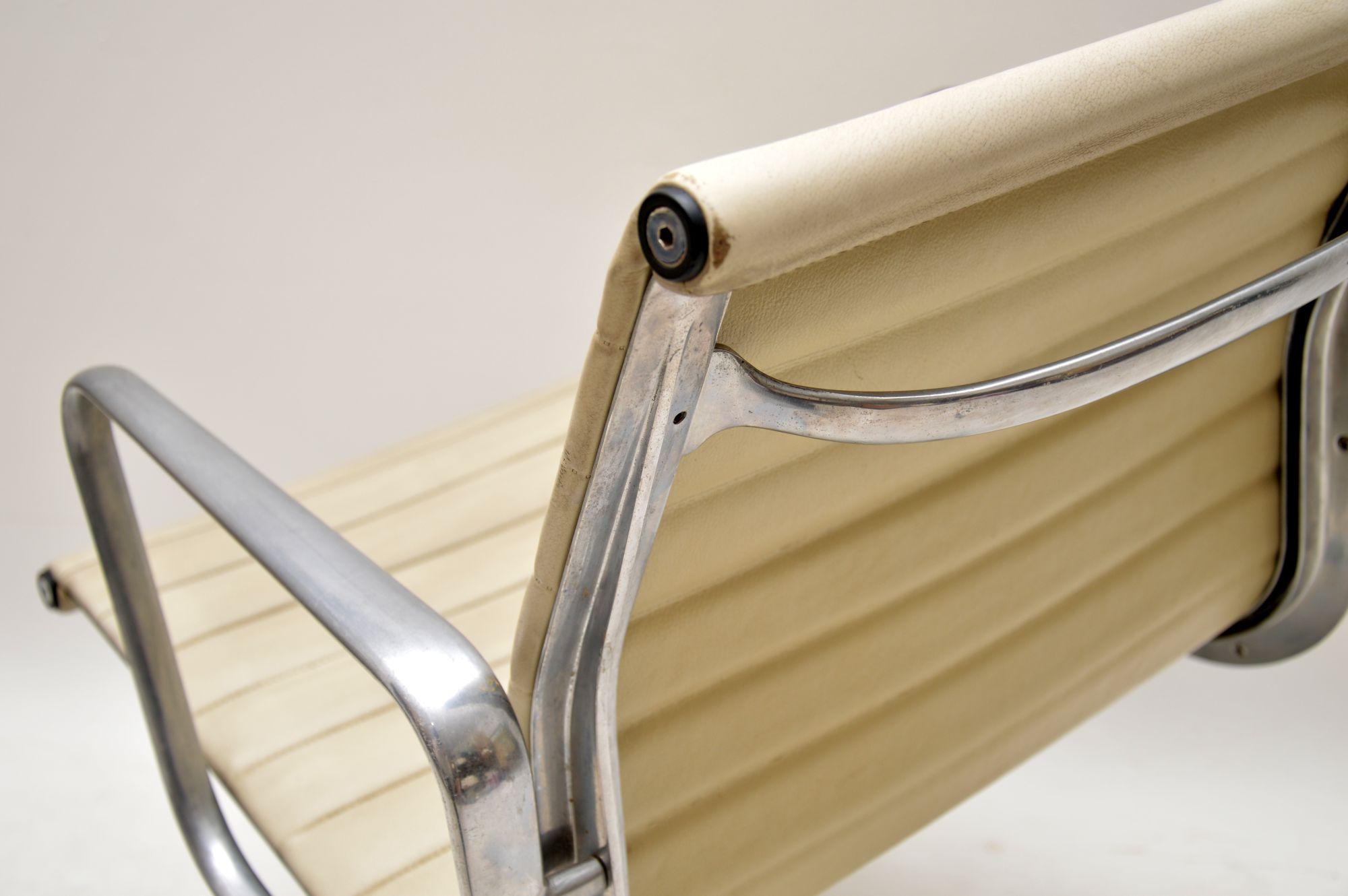Originaler Vintage-Schreibtischstuhl aus Leder von Charles Eames für ICF 1