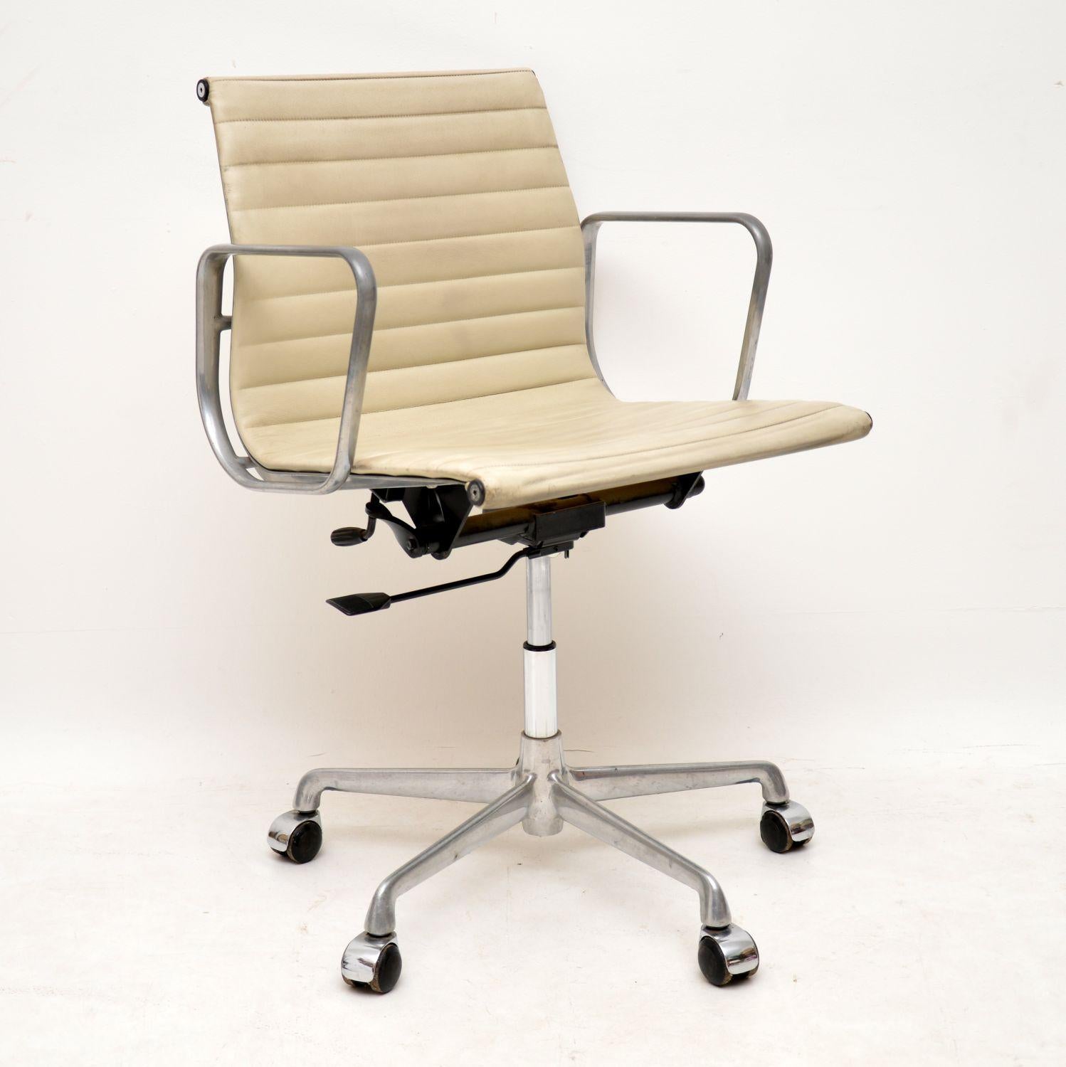 A fantastic original licensed EA108 leather and aluminium desk chair designed by Charles Eames. This was made by ICF Italy in the 1970s-1980s, they were one of only a handful of licensed manufacturers, using genuine Herman Miller machinery. This