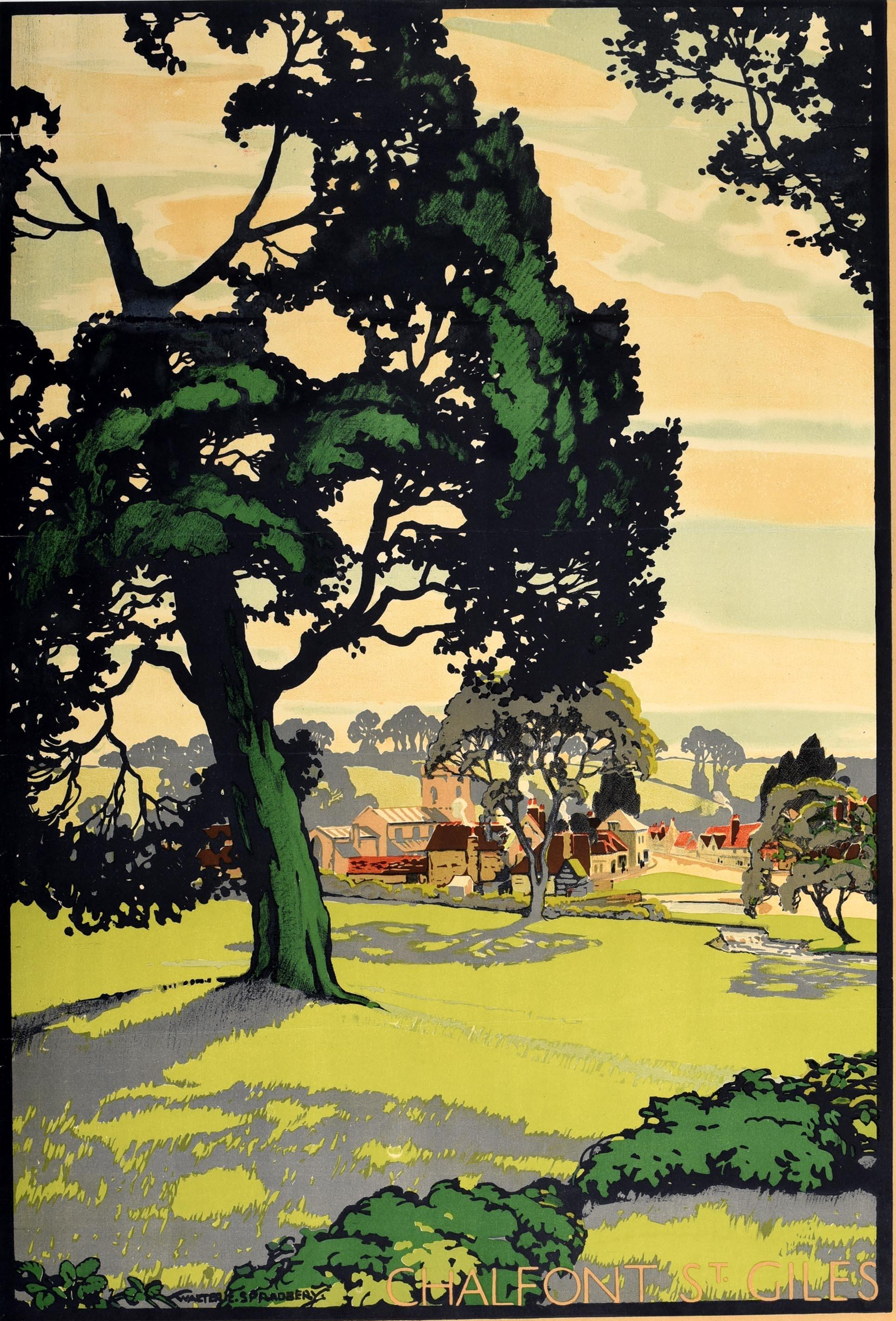 Originalplakat von London Transport - At London's Service - mit einem farbenfrohen Kunstwerk von Walter E. Spradbery (1889-1969) des historischen Dorfes Chalfont St Giles in Buckinghamshire, das die Cottages und die Kirche mit dem durch die Bäume