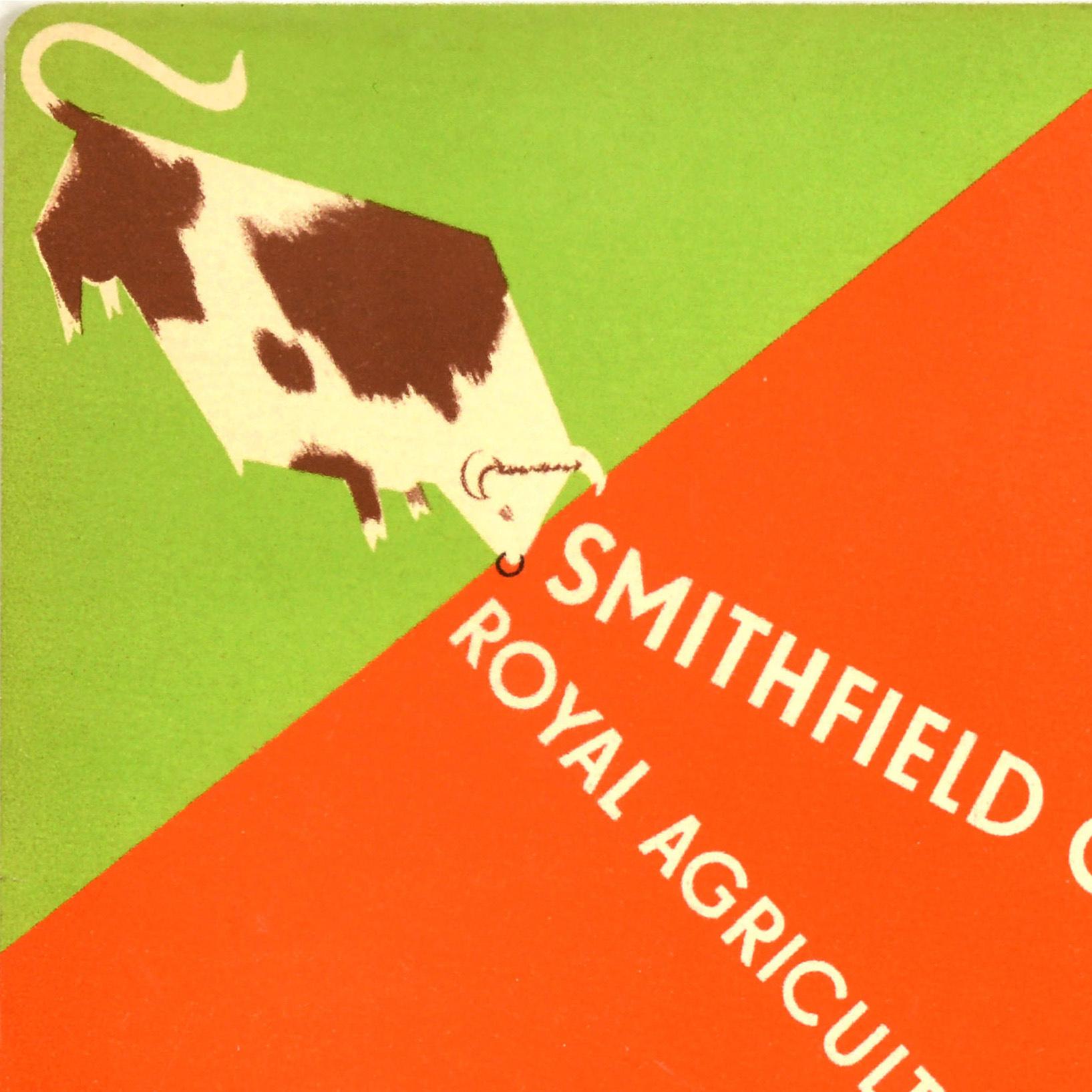 Poster vintage originale dei trasporti di Londra che pubblicizza lo Smithfield Club Cattle Show, tenutosi dal 5 al 9 dicembre presso la Royal Agricultural Hall, con un grande disegno grafico di un toro bianco e marrone su sfondo verde che guarda