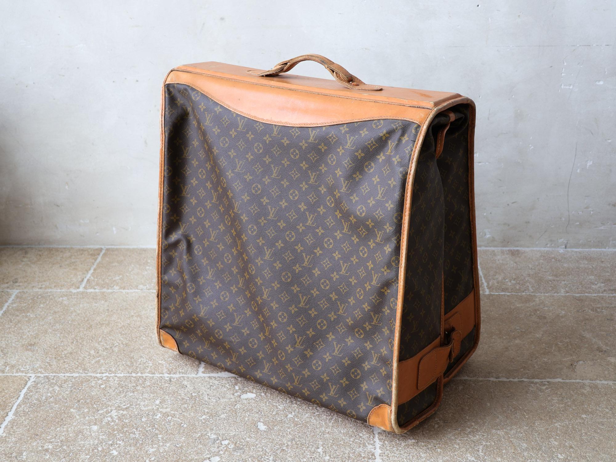 Valigia pieghevole originale Louis Vuitton vintage, degli anni '70. Con le iniziali VP. Questa grande borsa da viaggio pieghevole è realizzata in pelle e tela e può essere aperta e appesa, ad esempio per trasportare un abito, una giacca o un vestito