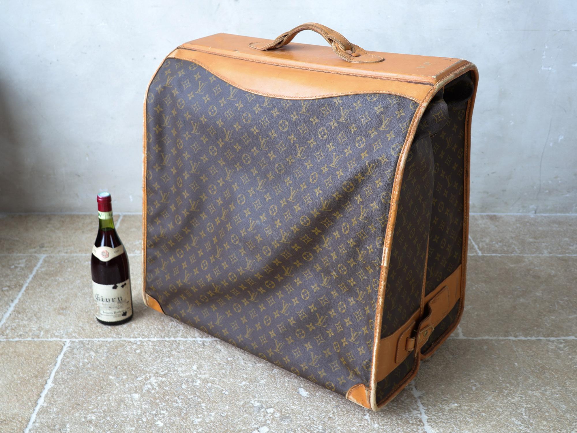 Original Vintage Louis Vuitton Folding Suitcase, from the 1970s For Sale 2