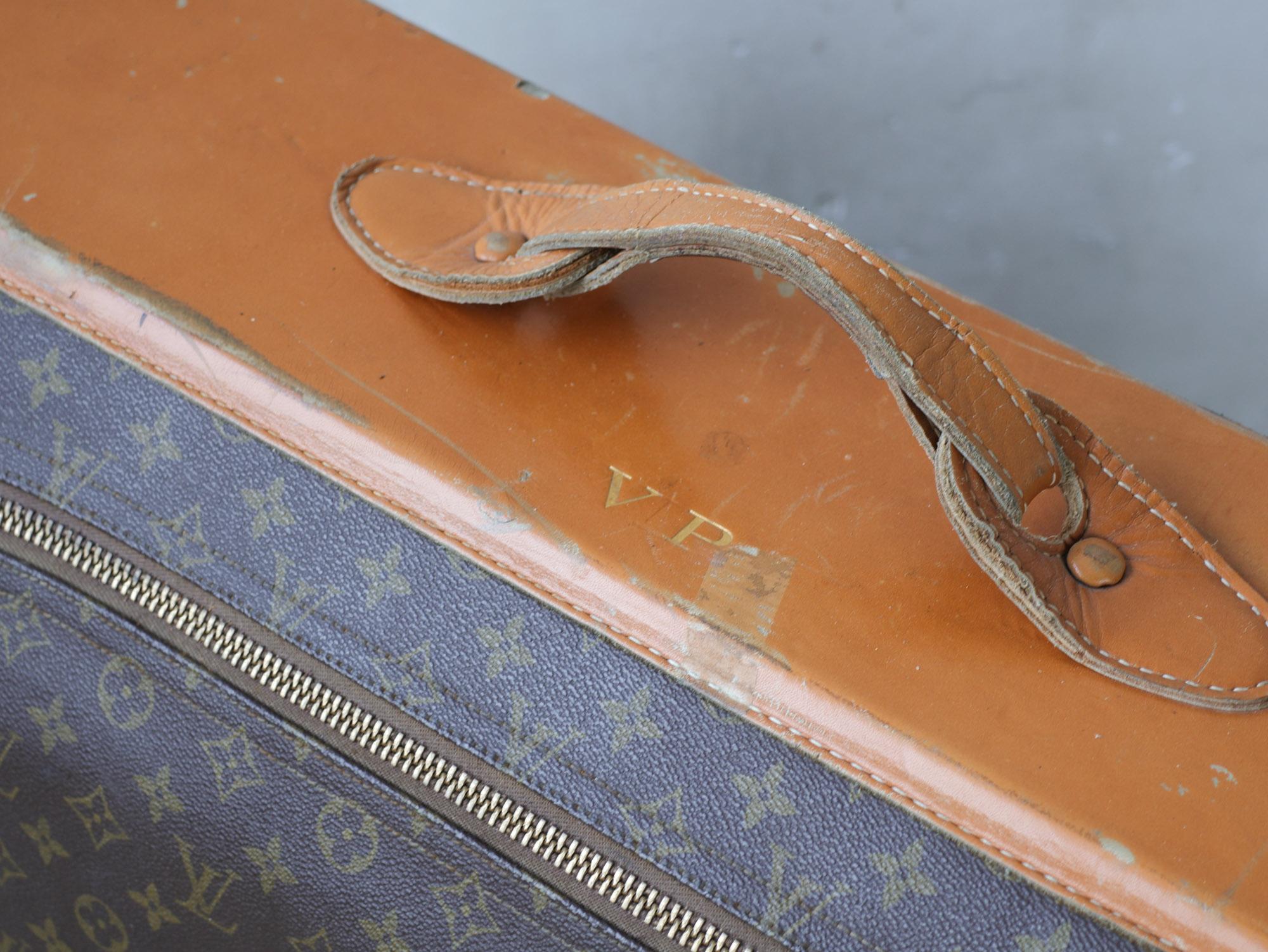Original vintage Louis Vuitton suitcase, from the 1970s In Good Condition For Sale In Baambrugge, NL