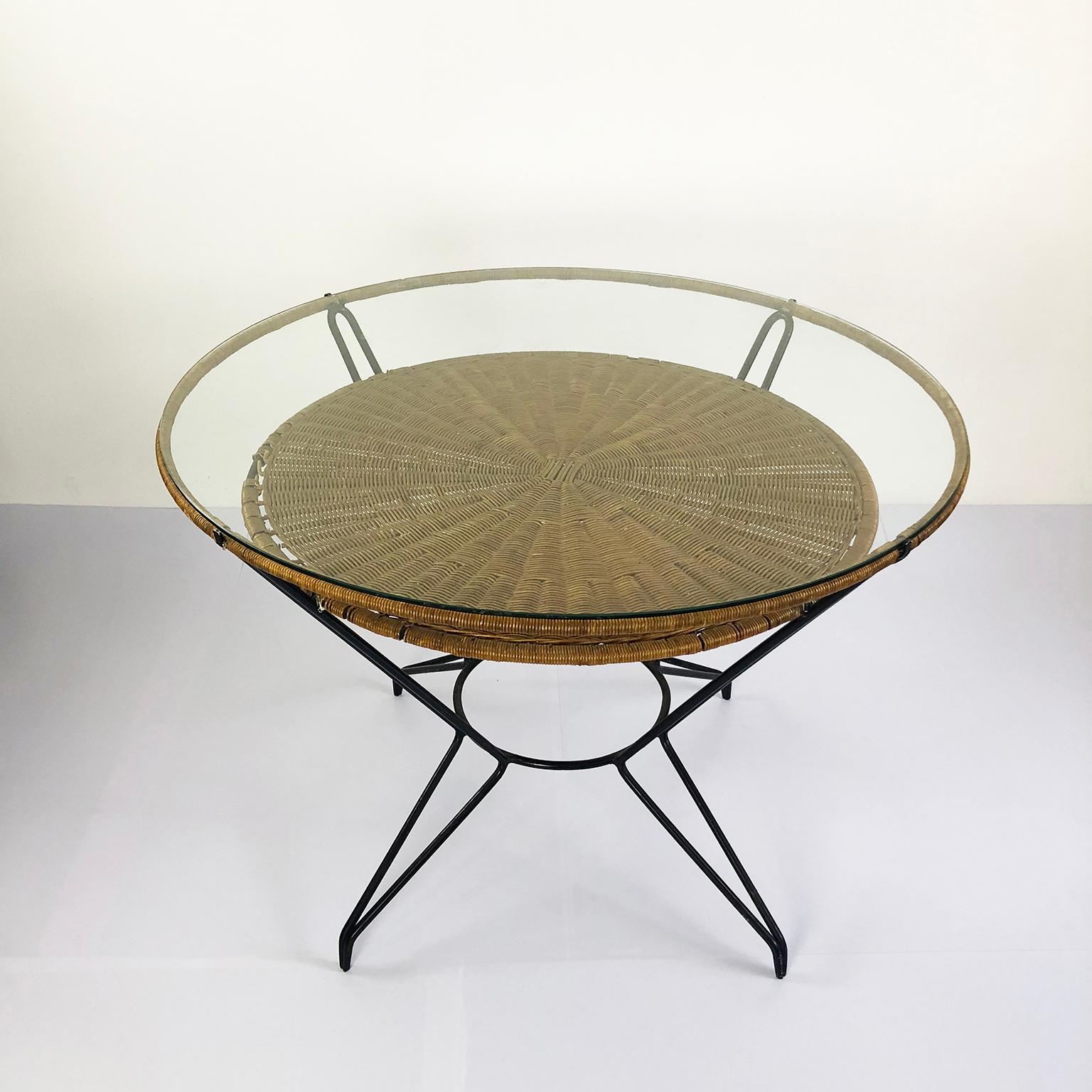 Circa 1950, nous vous proposons cet étonnant ensemble de salle à manger mexicain vintage en rotin et fer avec 4 chaises.

Mesures de la table : Diamètre 102 cm. Hauteur : 75 cm.