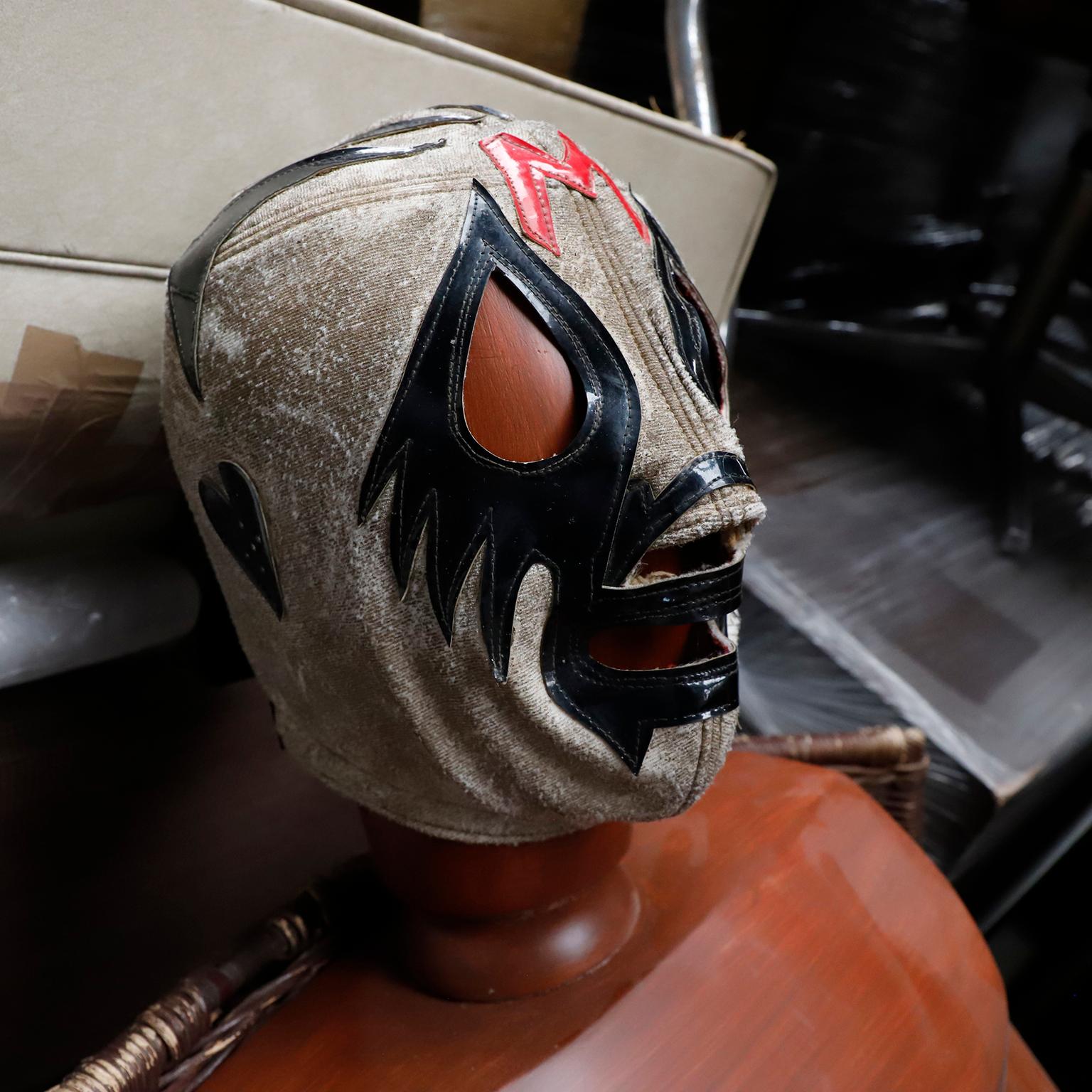 Original Vintage Mexican Wrestling Mask, 'Mil Mascaras' In Fair Condition For Sale In Mexico City, CDMX