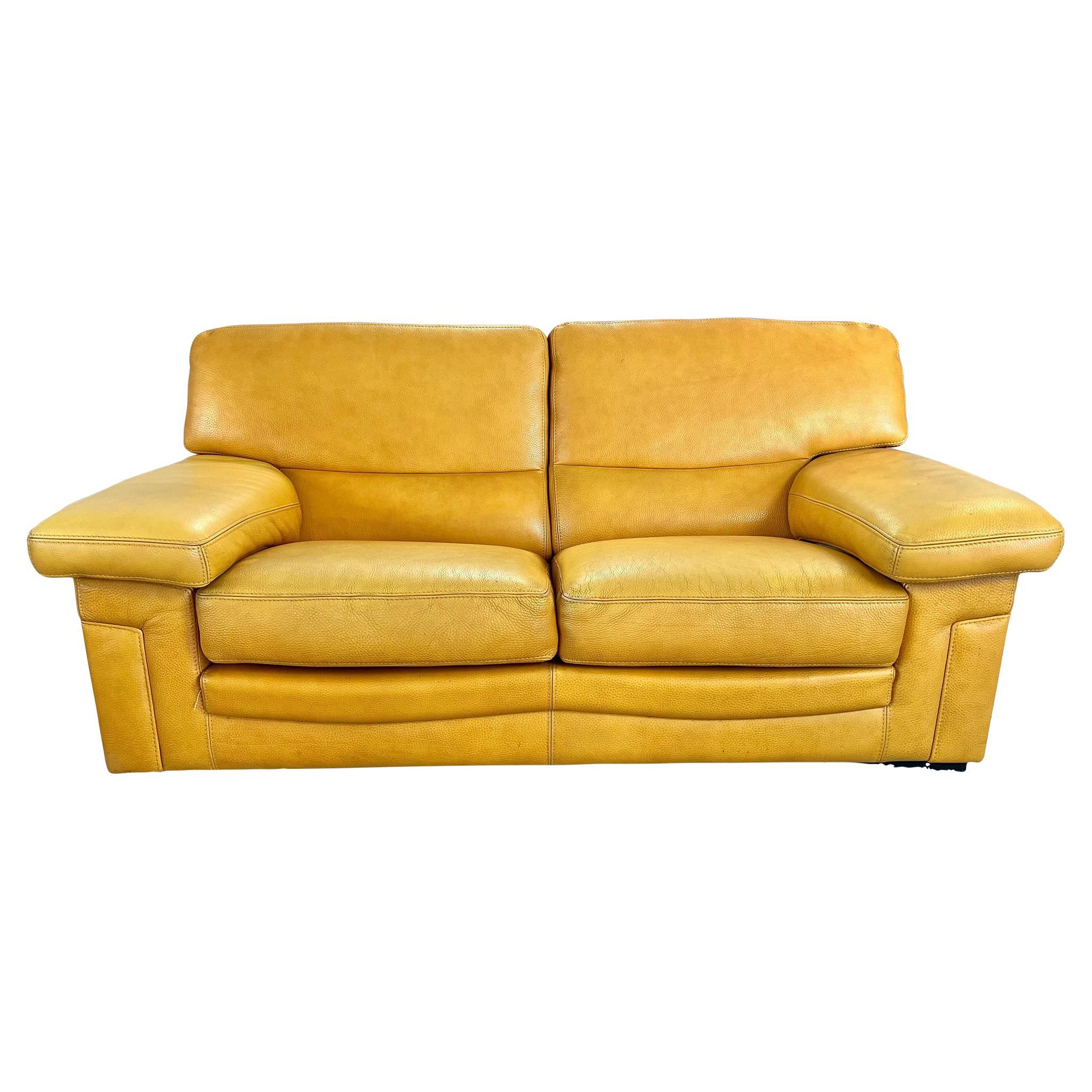 Fauteuil de salon vintage et moderne en cuir jaune original de Roche Bobois, estampillé
