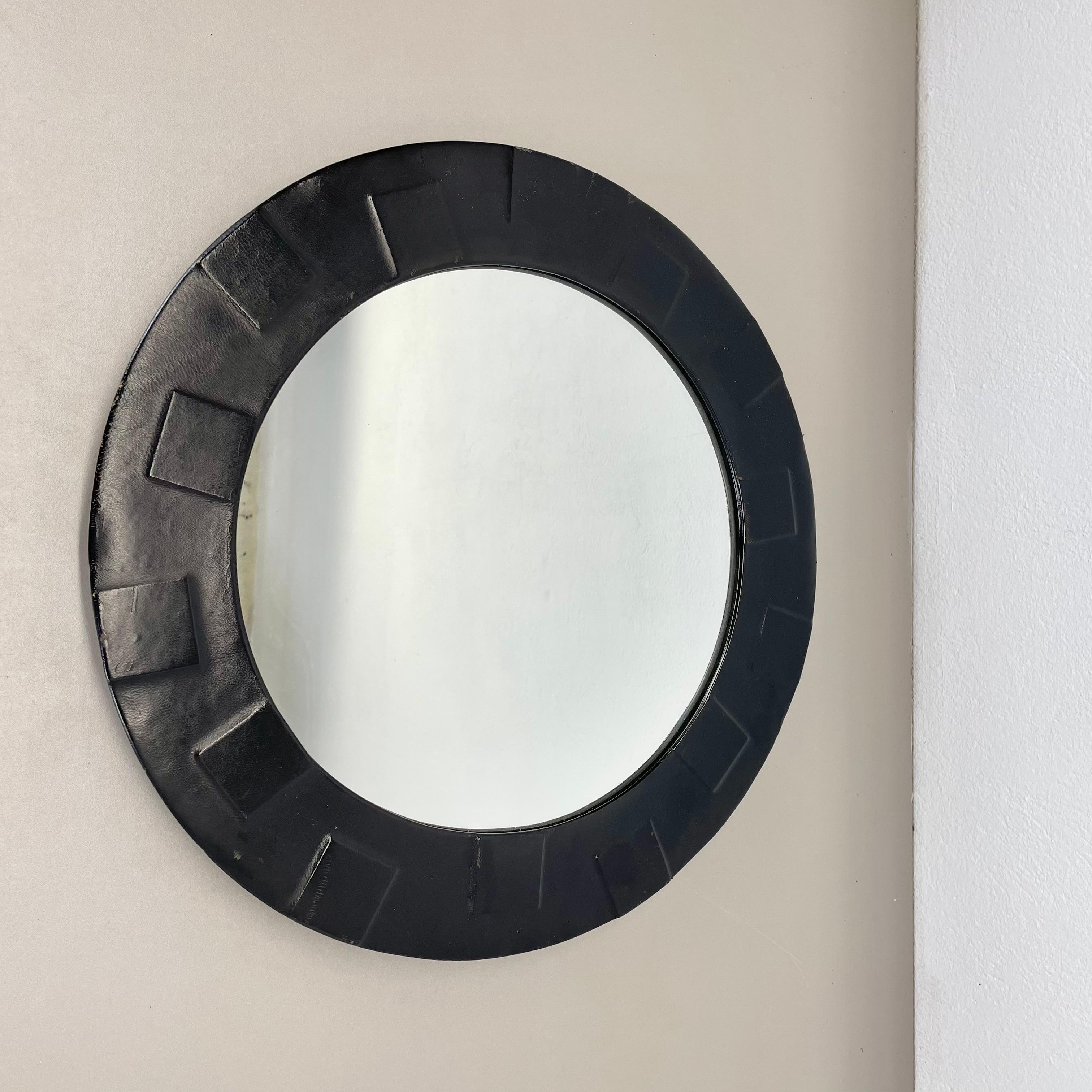 Article :

Miroir mural

Origine :

ITALIE


Matériau :

Bois, verre et revêtement en cuir véritable noir


Décennie :

1970s




Ce miroir mural original du milieu du siècle a été produit dans les années 1970 en ITALIE. Ce miroir de production de