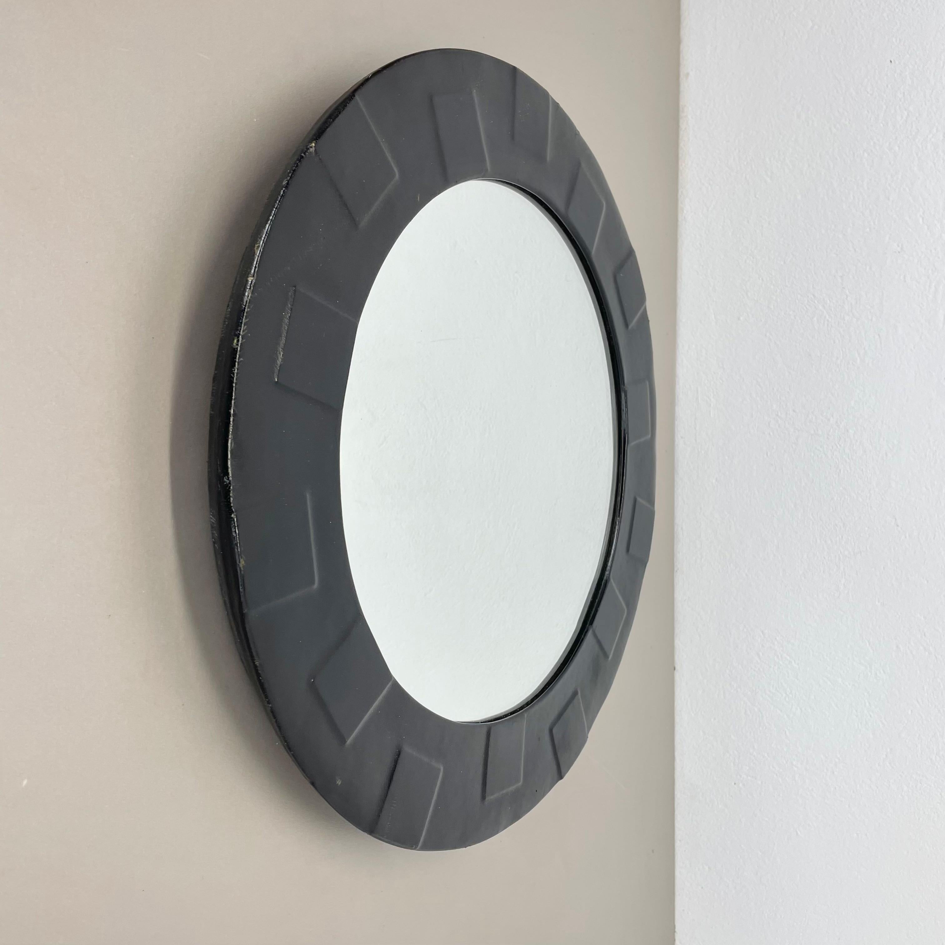 Mid-Century Modern Miroir mural moderniste vintage original de 43 cm avec cuir et motif, ITALIE 1970 en vente