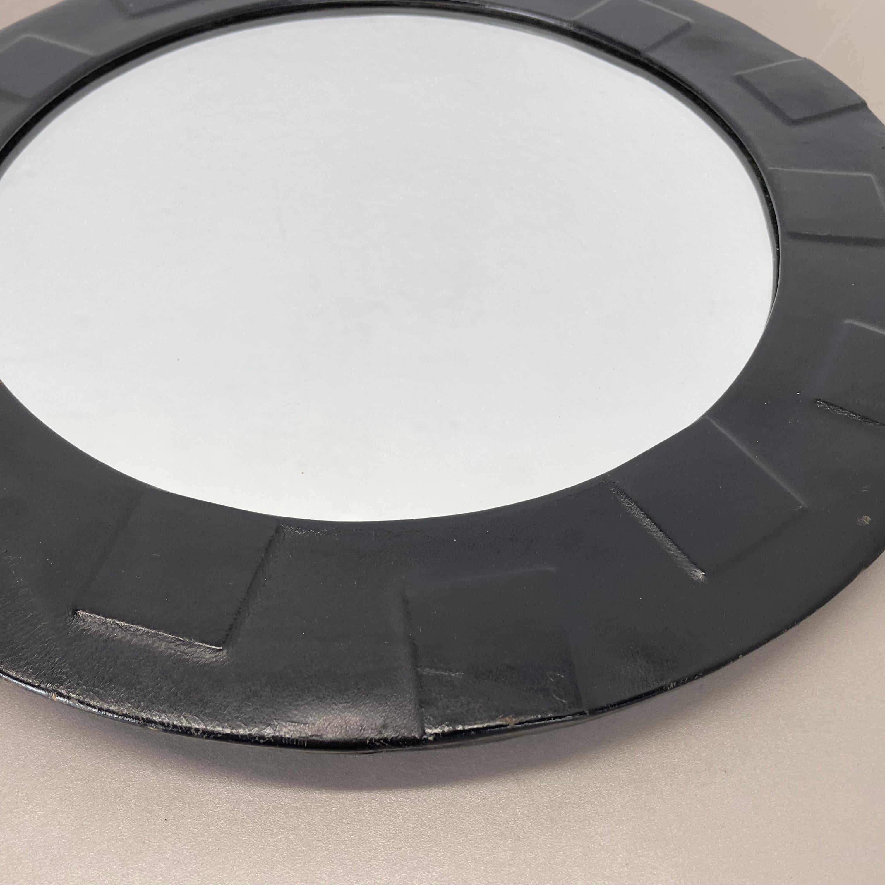 Miroir mural moderniste vintage original de 43 cm avec cuir et motif, ITALIE 1970 Bon état - En vente à Kirchlengern, DE