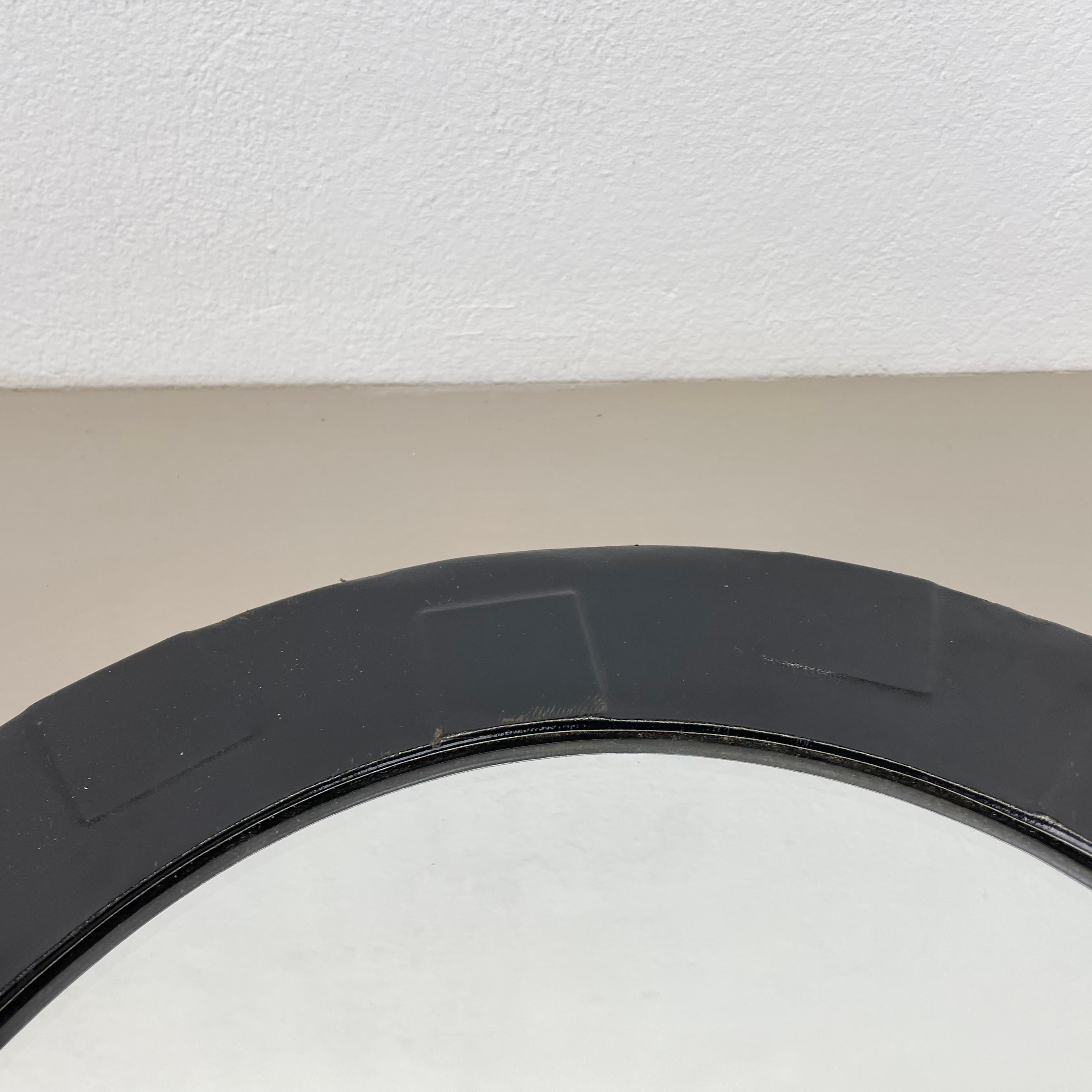 20ième siècle Miroir mural moderniste vintage original de 43 cm avec cuir et motif, ITALIE 1970 en vente