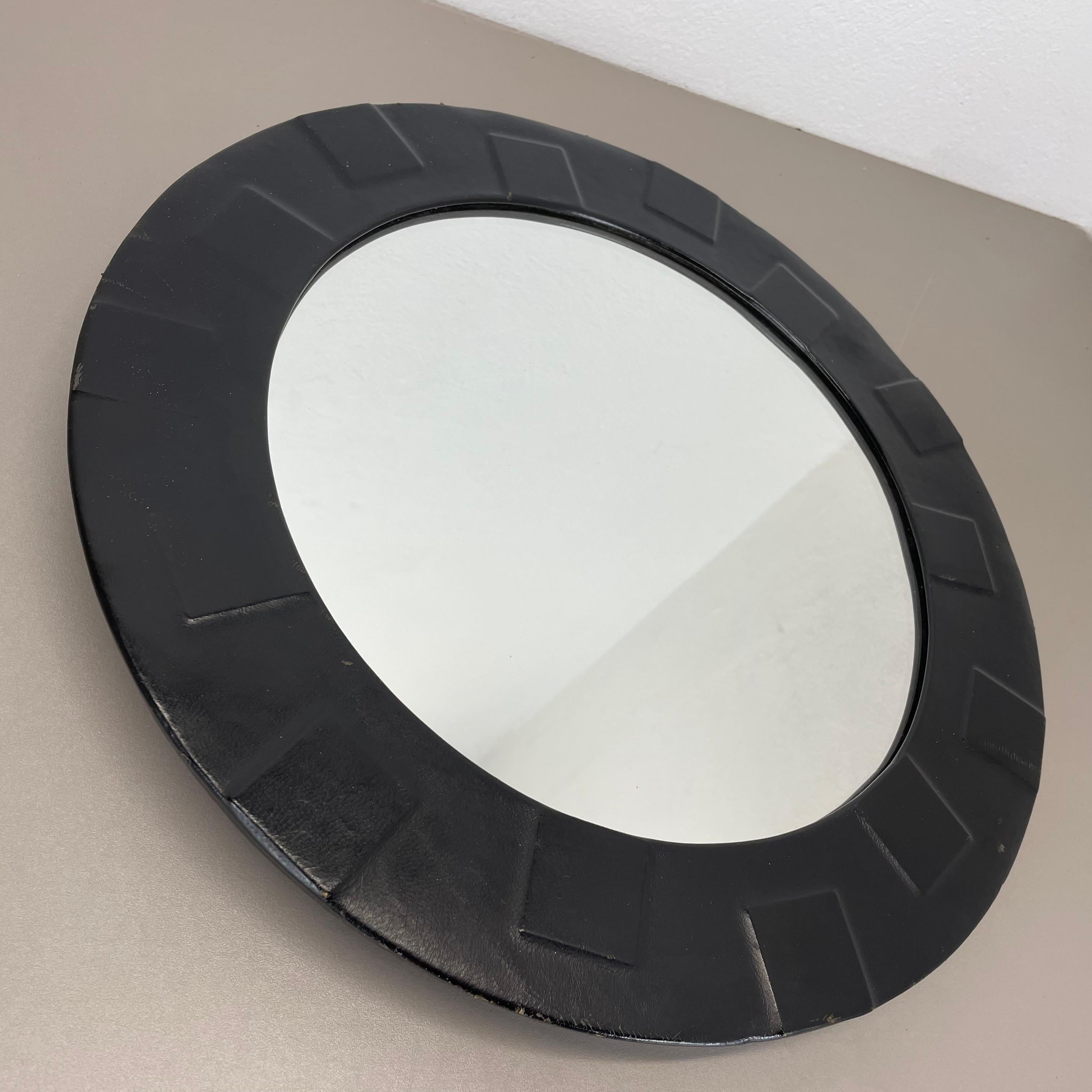 Métal Miroir mural moderniste vintage original de 43 cm avec cuir et motif, ITALIE 1970 en vente
