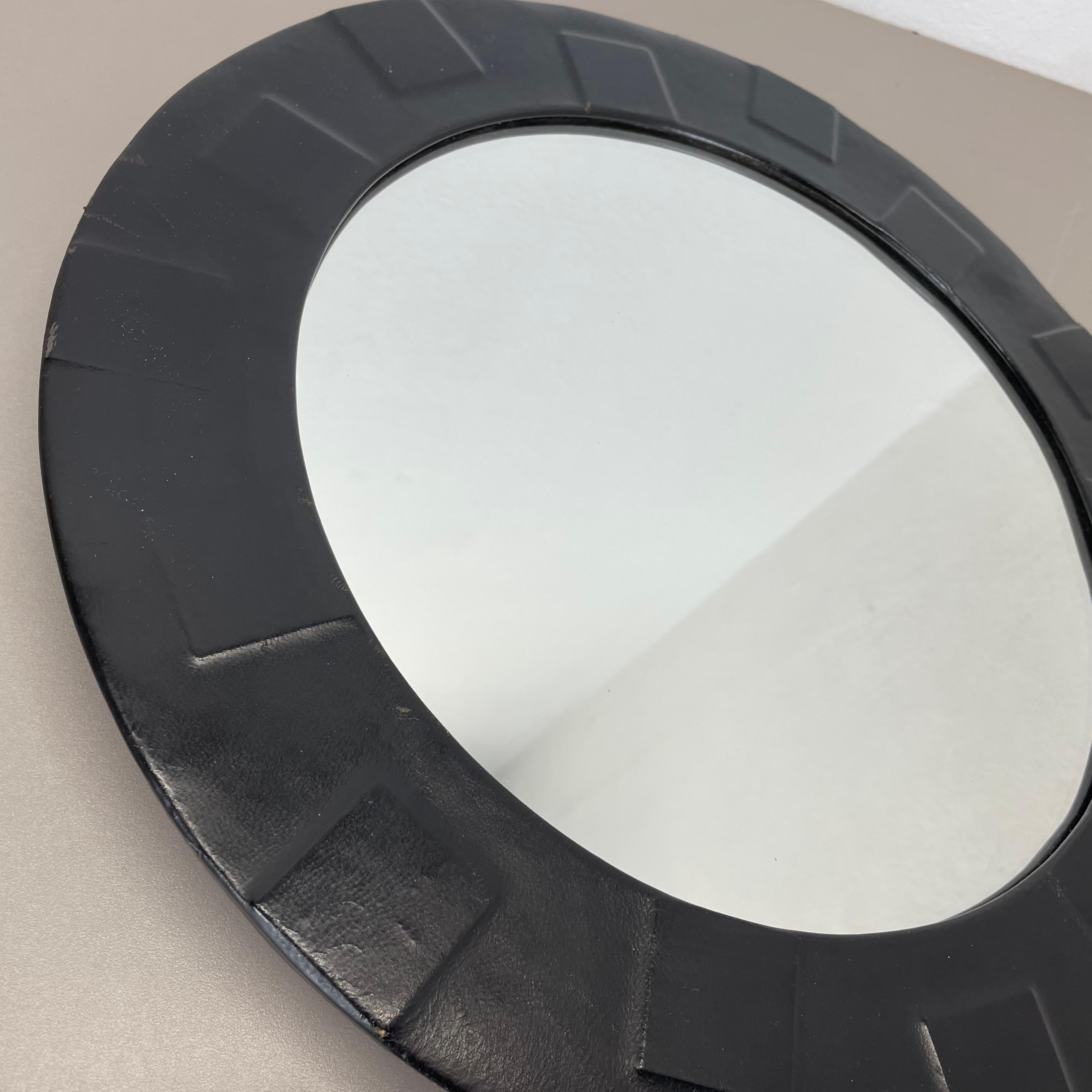 Miroir mural moderniste vintage original de 43 cm avec cuir et motif, ITALIE 1970 en vente 1
