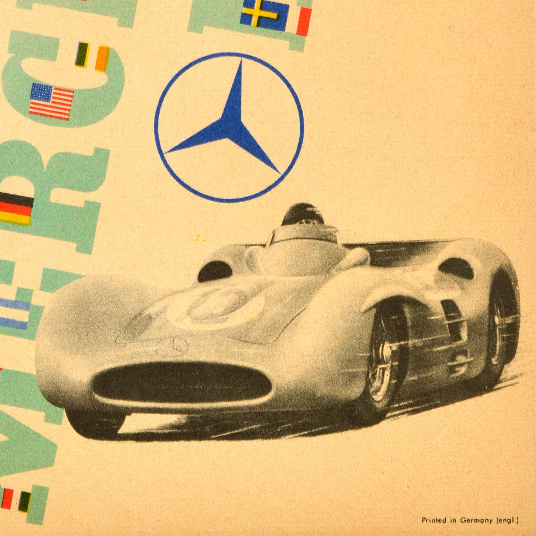 Poster originale d'epoca pubblicato da Mercedes Benz per celebrare la Doppia Vittoria Decisiva nel Gran Premio d'Italia dei suoi piloti - 1. Il campione del mondo Juan Manuel Fangio (1911-1995) 2. Piero Taruffi (1906-1988), con un'auto sportiva