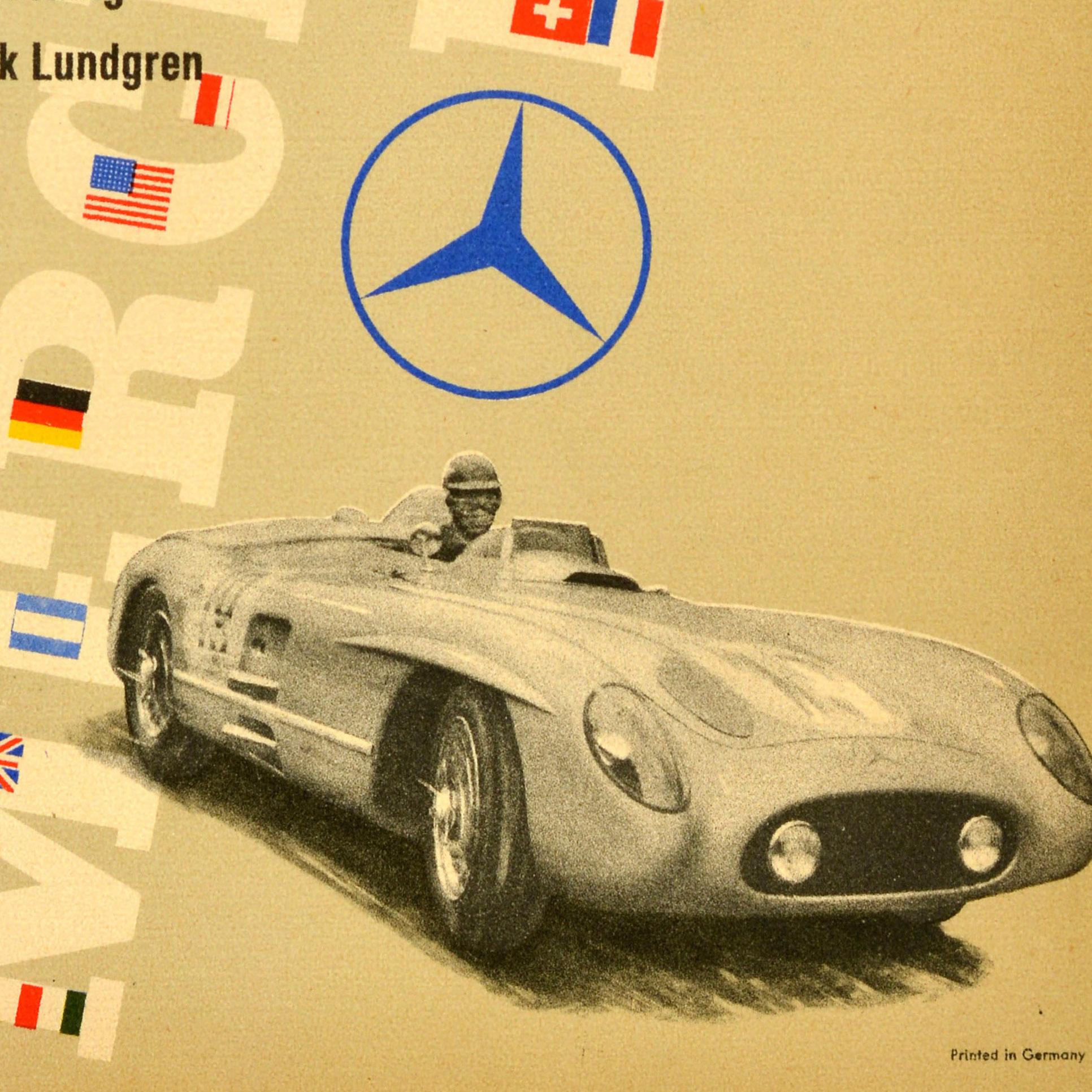 Original Vintage-Motorsportplakat, das für den Mercedes Benz Doppelsieg beim Großen Preis von Schweden 1955 wirbt - Zwei Mercedes-Benz Doppelsiege im Großen Preis von Schweden 1955 - mit einem dynamischen Schwarz-Weiß-Bild eines Mercedes Benz