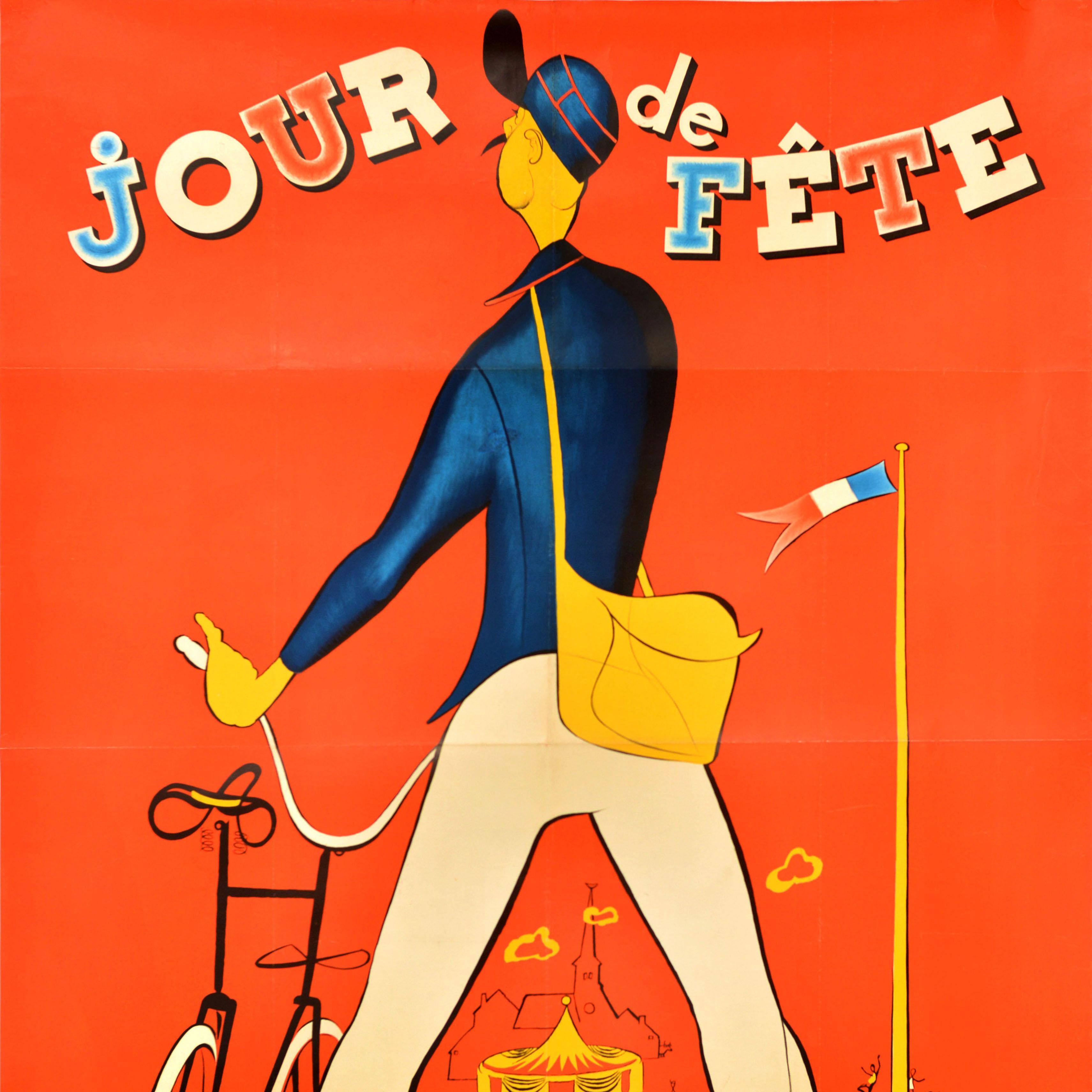 Poster cinematografico originale d'epoca per il classico film commedia francese del 1949 Jour de Fête / The Big Day diretto e interpretato da Jacques Tati nel ruolo di protagonista insieme a Guy Decomble e Paul Frankeur con un colorato e divertente