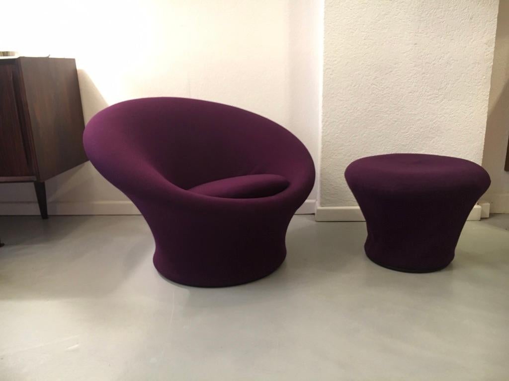 Original vintage purple wool Mushroom chair and ottoman by Pierre Paulin, produced by Artifort, France circa 1960s
Very good condition.
Both pieces signed under the base.