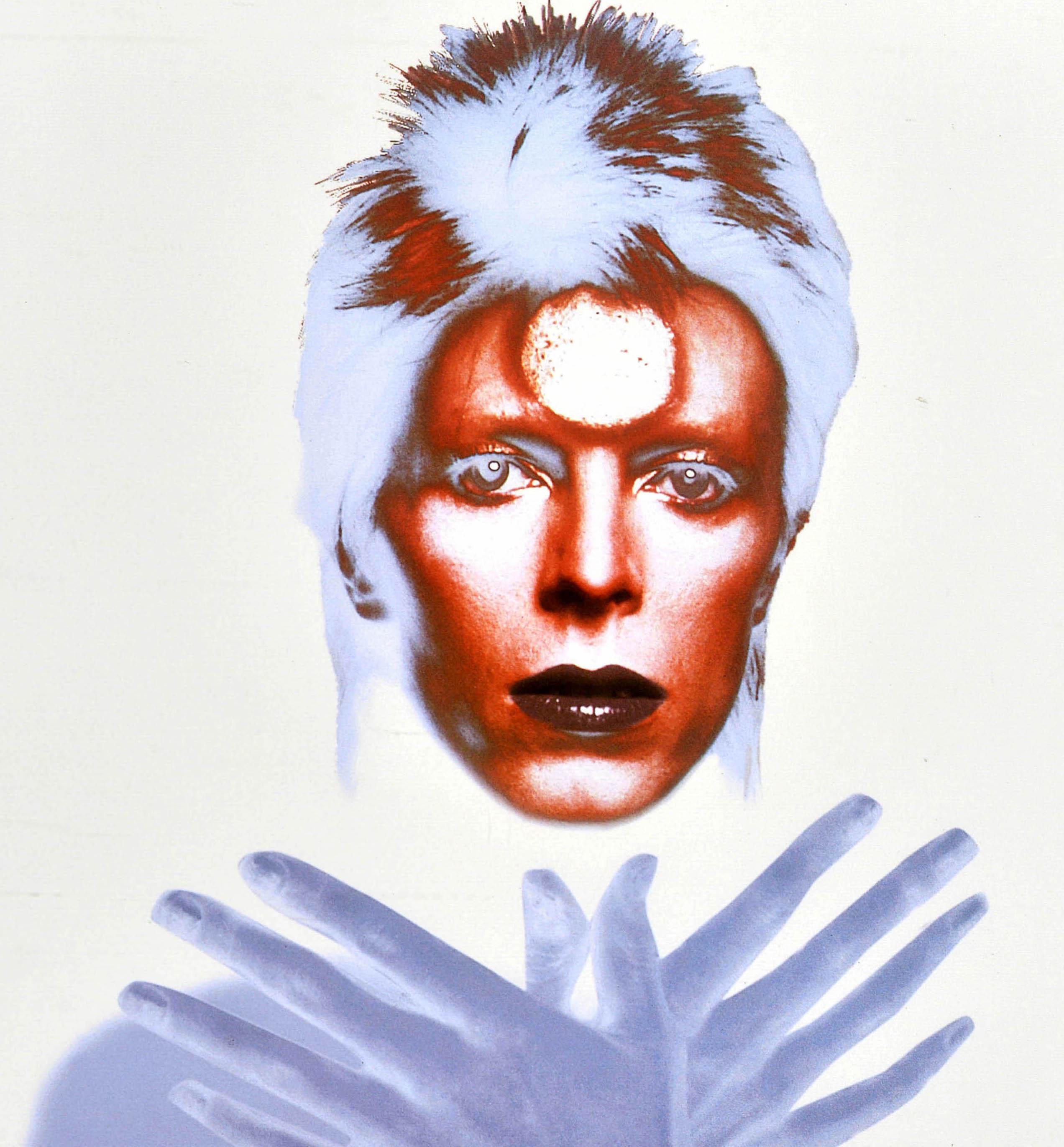 Original-Werbeplakat für ein Musikalbum des einflussreichen englischen Sängers und Songwriters David Bowie (1947-2016) - The Best of David Bowie 1969/1974 - mit einem Foto des japanischen Fotografen Masayoshi Sukita (geb. 1938), das Bowie in seiner