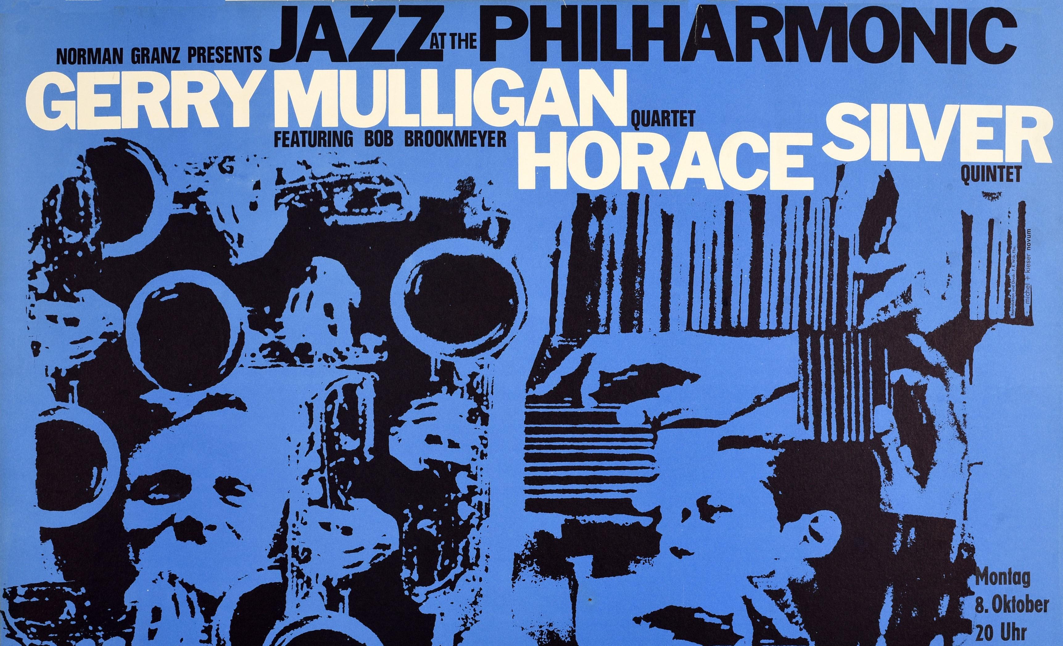 Affiche musicale originale vintage pour le concert Norman Granz presents Jazz at the Philharmonic Gerry Mulligan Quartet featuring Bob Brookmeyer Horace Silver Quintet représentant un grand dessin de musiciens sur le fond bleu, le titre en gras