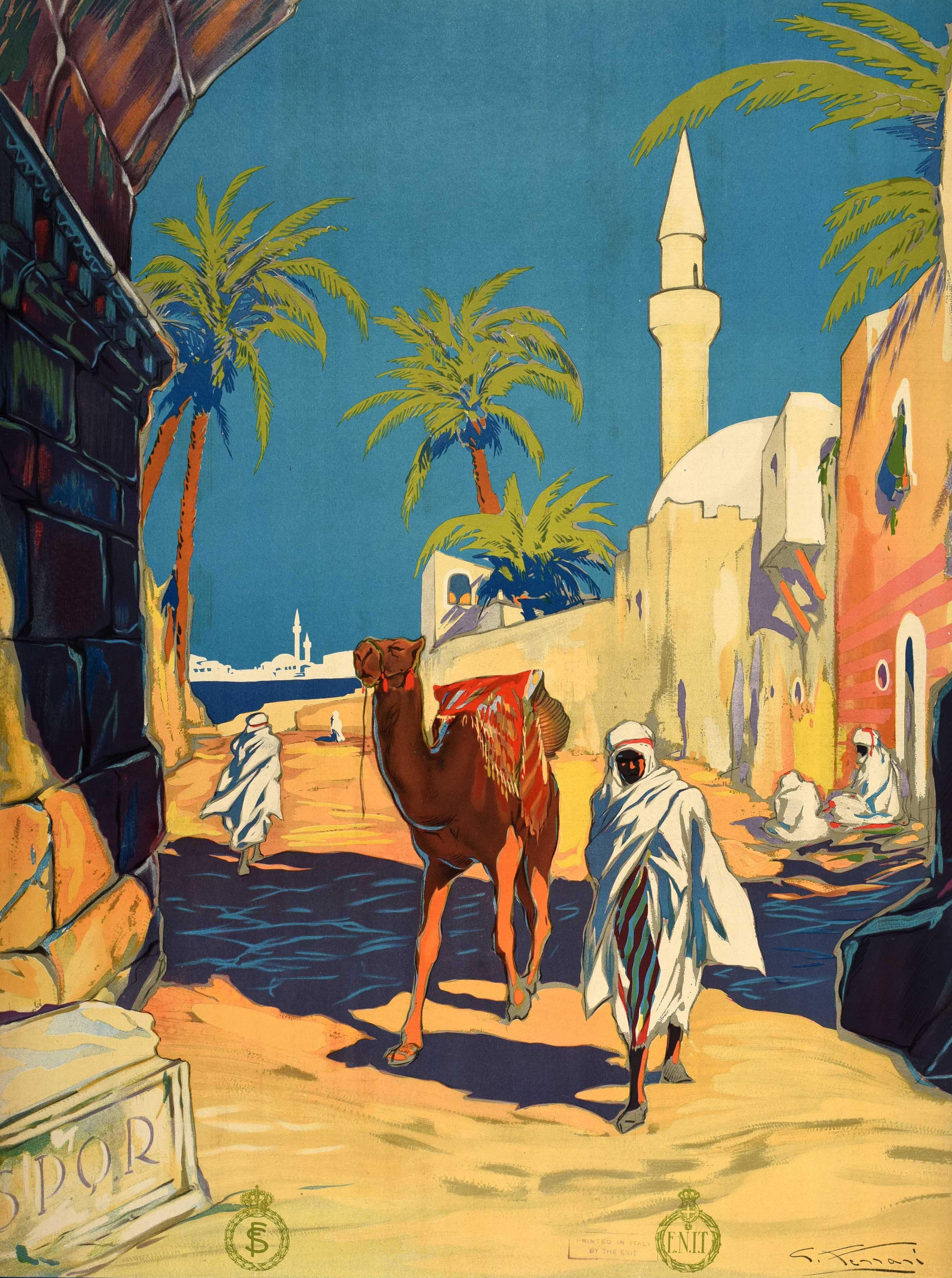 Poster pubblicitario d'epoca pubblicato dall'Ente Nazionale Italiano per il Turismo ENIT per promuovere Tripoli Libia / Libia, con un'immagine scenografica di Giulio Ferrari (1900-1990) di un uomo in abito bianco che cammina accanto a un cammello in
