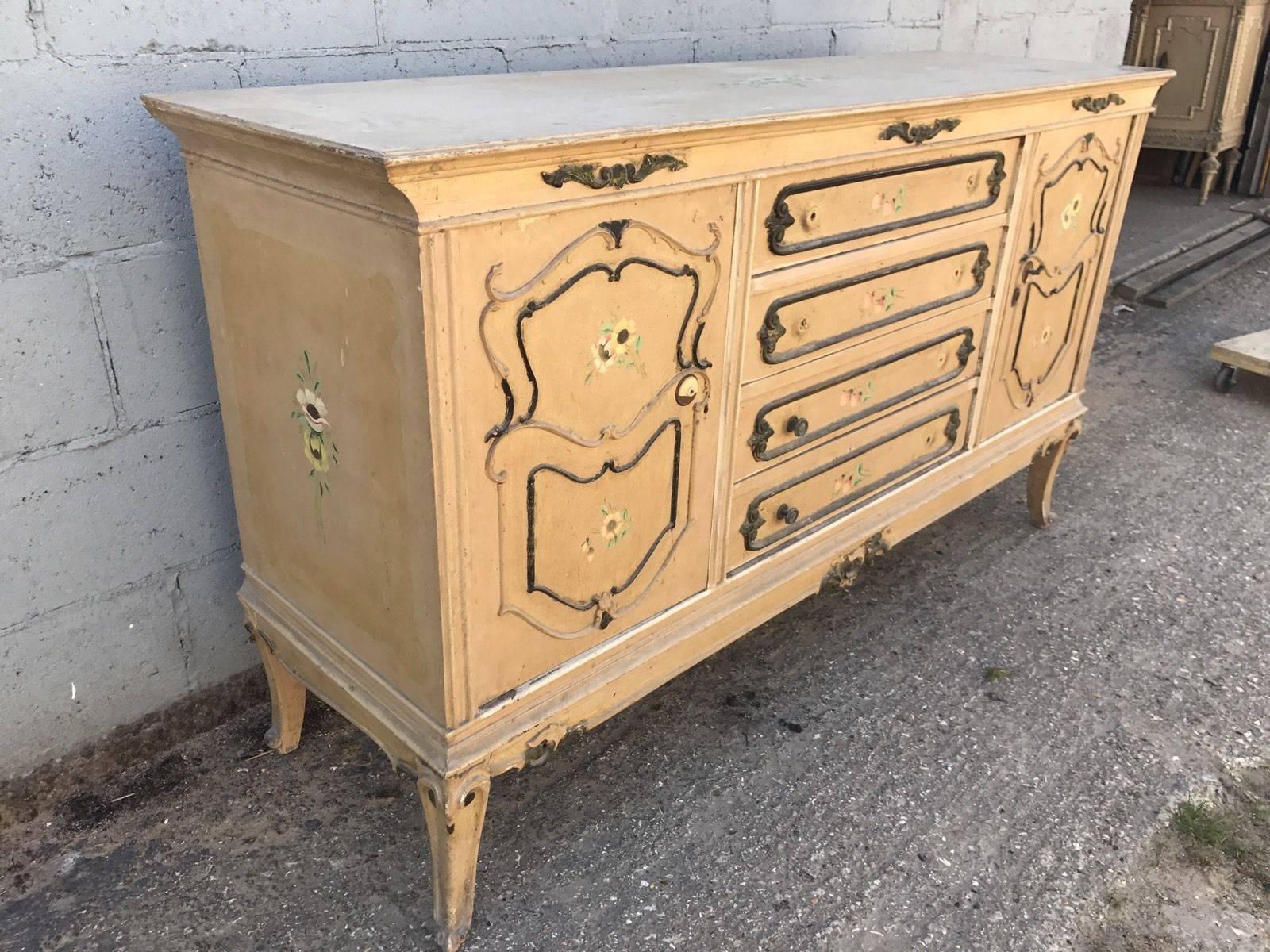 Here we have a lovely French sideboard, complete with cupboards and drawers. Great size for any room, in its original paint. Approx 1920's.


Dimensions- 168cm wide, 94cm tall, 50cm deep.  

See my other ads for more french furniture.