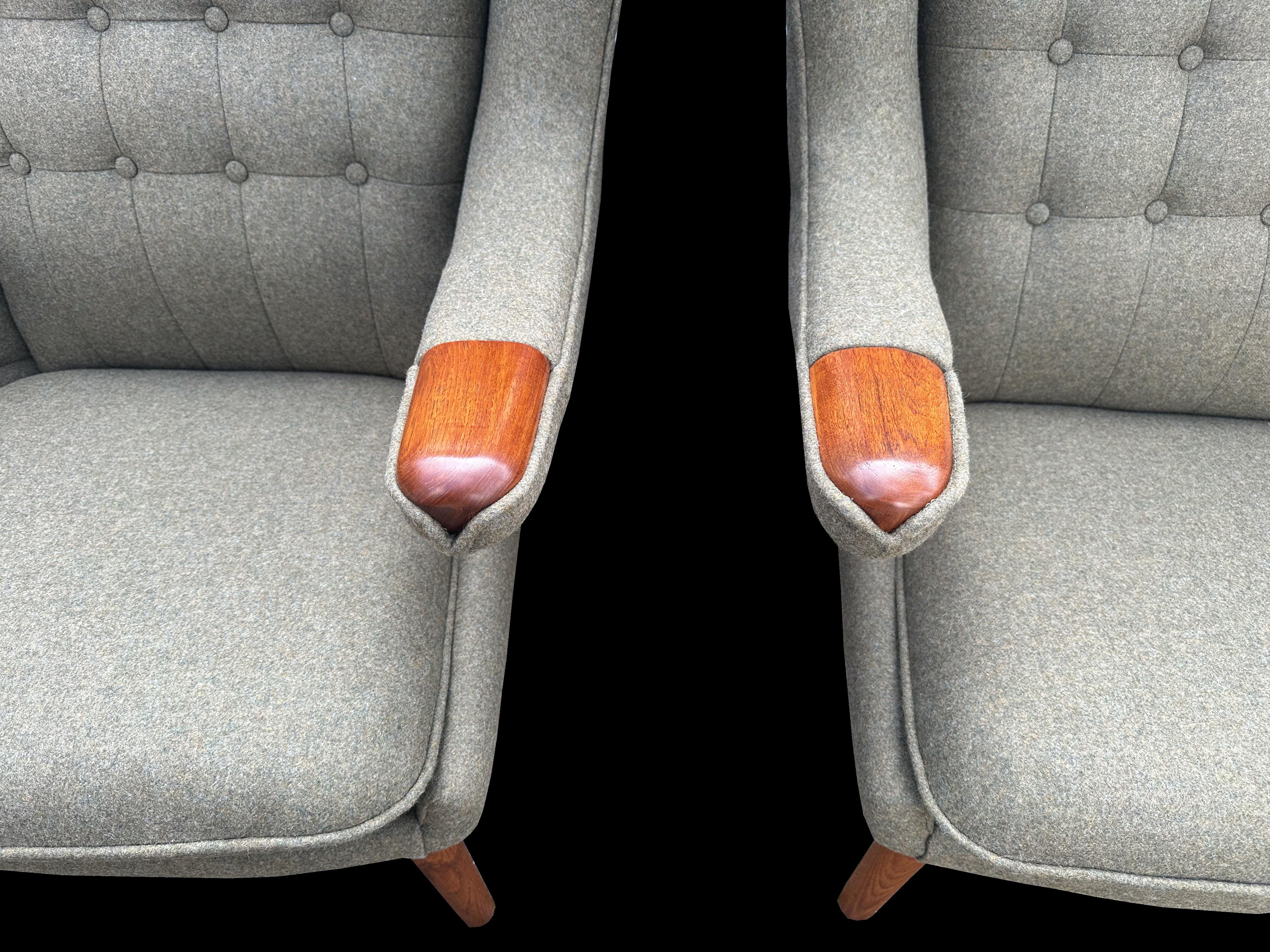 Wir haben zwei identische original vintage Papa Bär Stühle von Hans J Wegner für A. P. Stolen, mit Teak 'Paws' beide frisch bezogen in Qualität fern grünem Stoff von Abraham Moon.
Sie sind verfügbar und werden pro Stuhl berechnet.