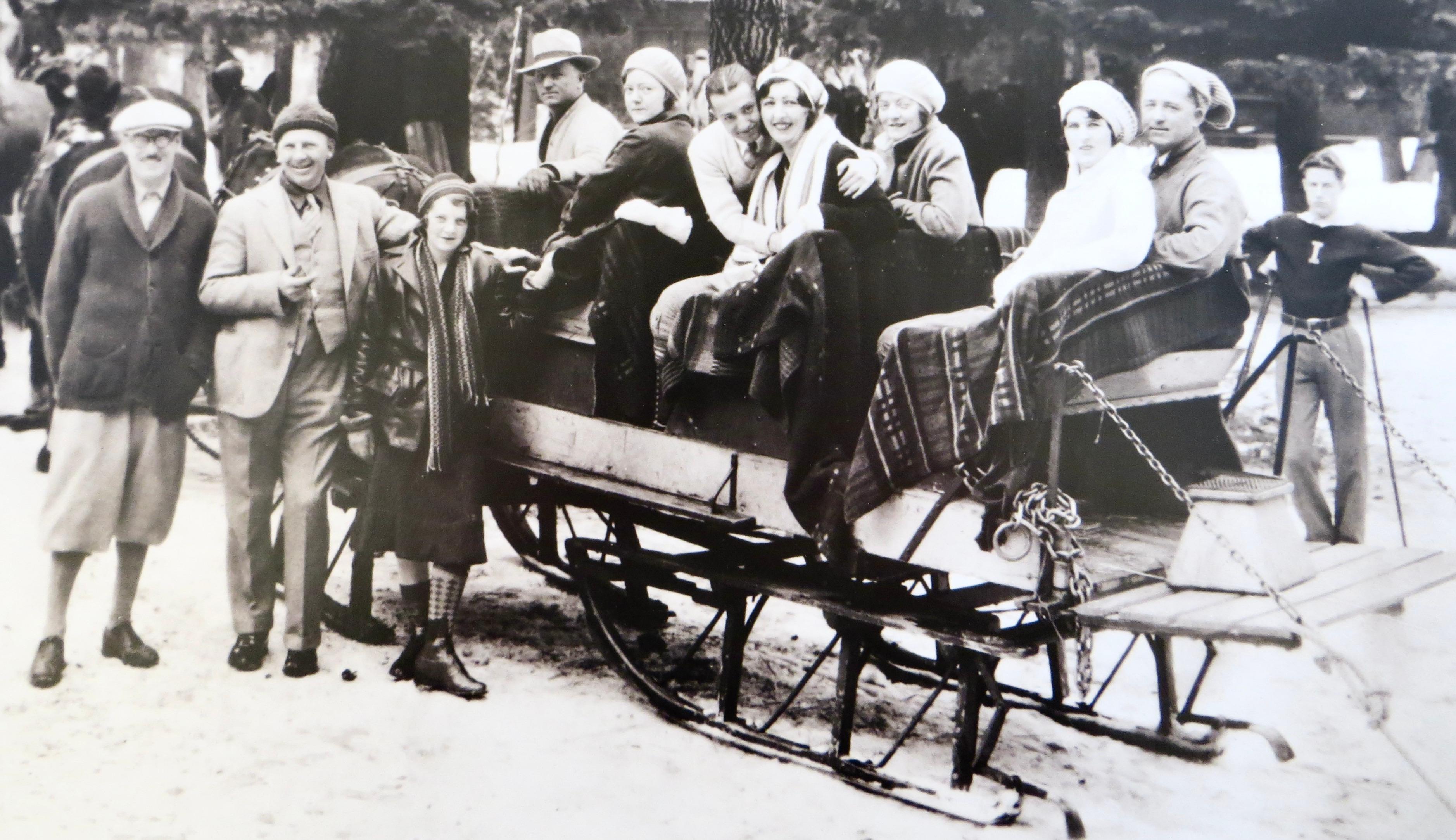 Vintage Lake Tahoe Area Fotografie, datiert 1931, von einer großen Gruppe von 9 oder 10  Menschen, die an einem Wintertag in einem schönen doppelten, von Pferden gezogenen Luxusschlitten Schlitten fahren. Die Menschen sind in der typischen