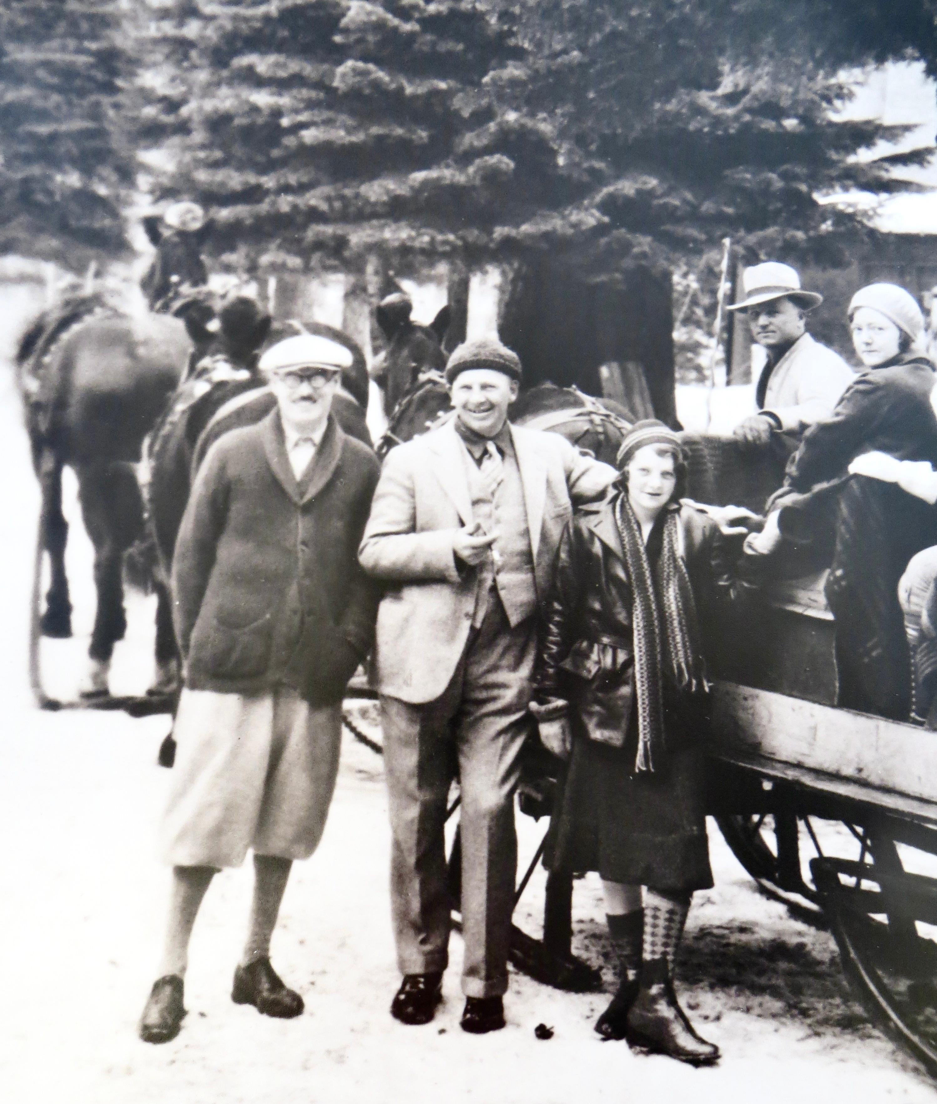 Original-Vintage-Foto; The Lake Tahoe Area „Group of People Sledding“, datiert 1931 (Handgefertigt) im Angebot