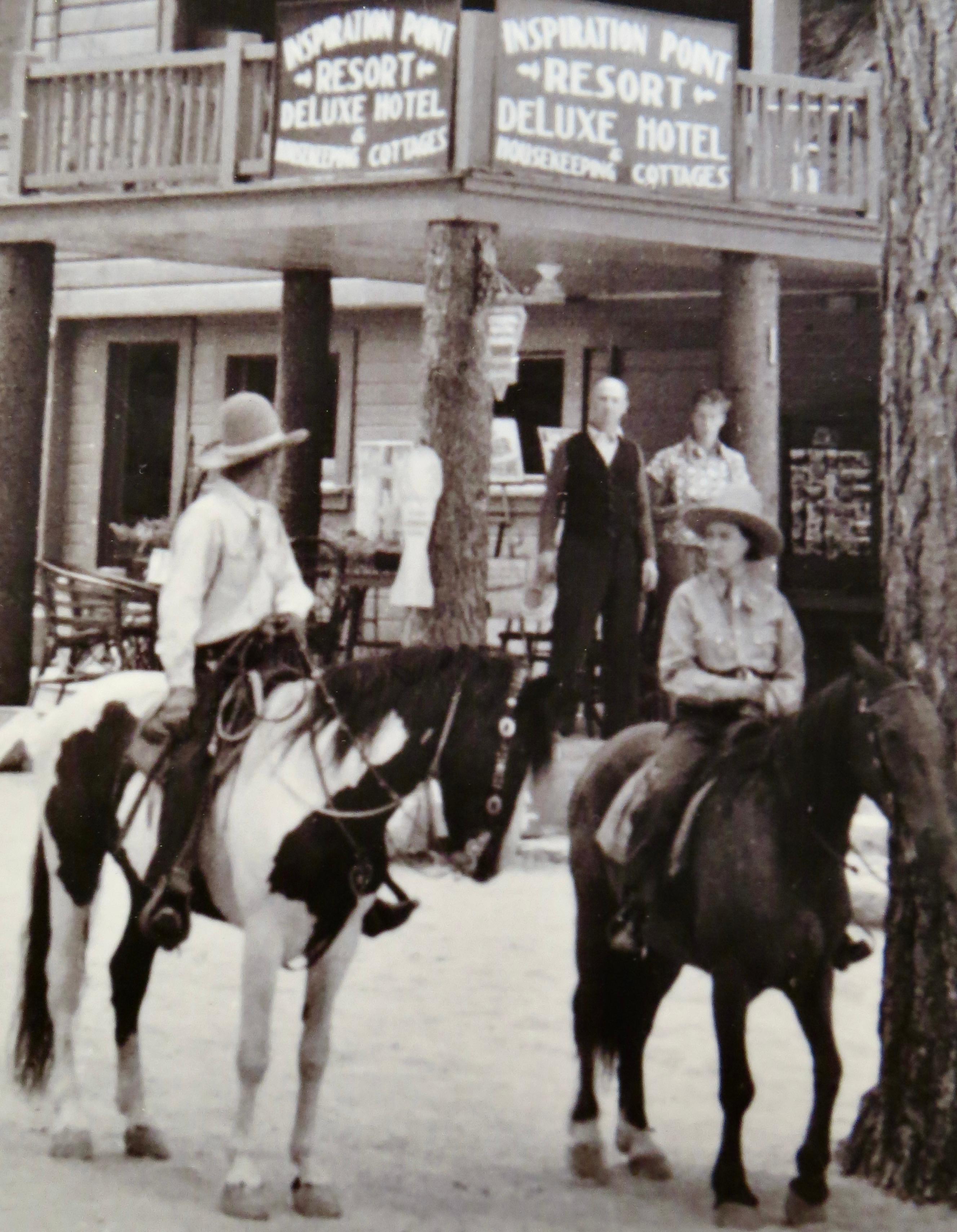 Fotografia d'epoca dell'area del lago Tahoe, risalente agli anni '30, che ritrae un folto gruppo di persone (adulti in piedi, bambini a cavallo) nei pressi del popolare 