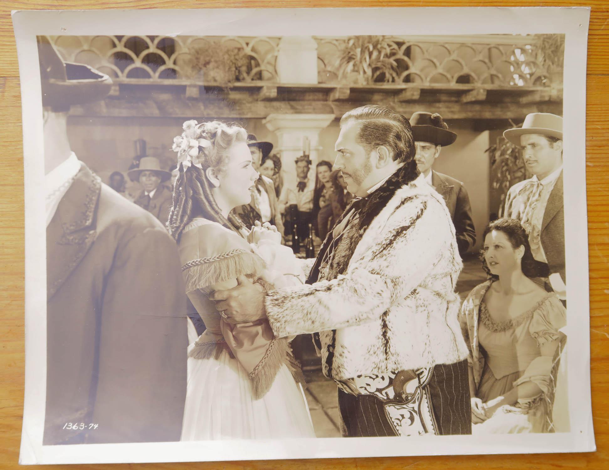 Original Vintage-Fotografie von Deanna Durbin in „ Can't Help Singing“, 1944 (amerikanisch) im Angebot